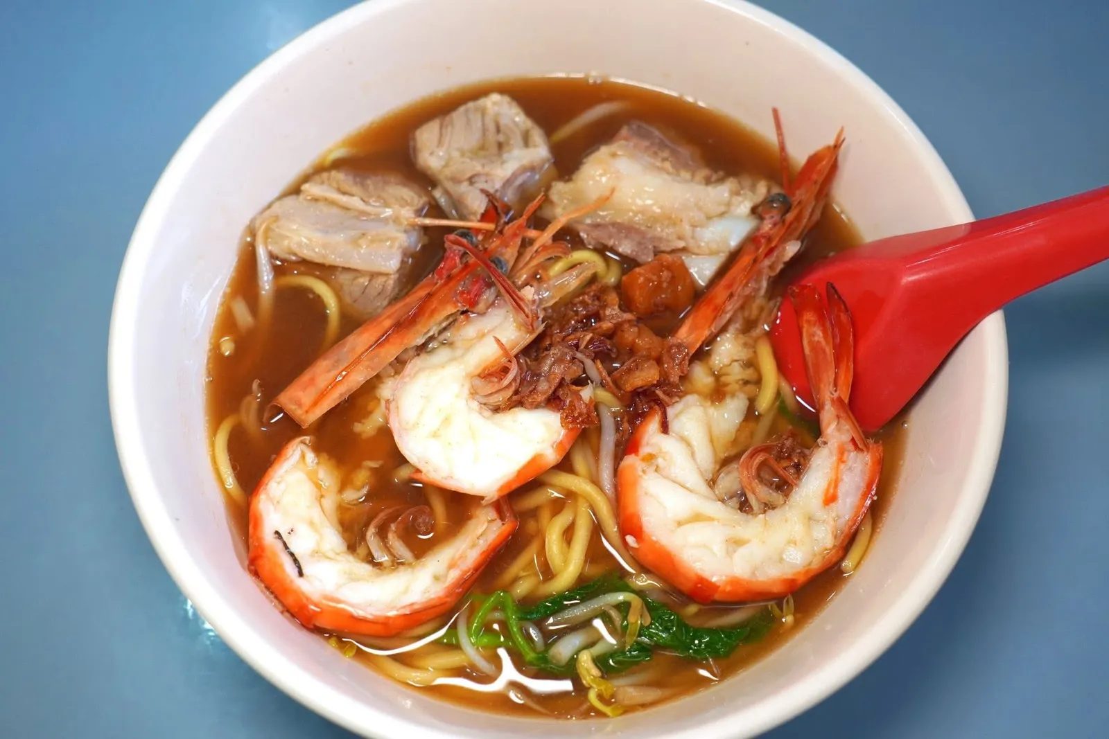 排骨虾麵汤 (10 SGD)Pork Ribs Prawn Mee (Soup)เราขอแนะนำ Pork Ribs Prawn Mee ซึ่งผสมผสานรสชาติของกระดูกหมูเข้าไปกับรสชาติของกุ้งด้วย ทำให้มีความหวานและเค็มที่มีมิติมากยิ่งขึ้น (14/20)