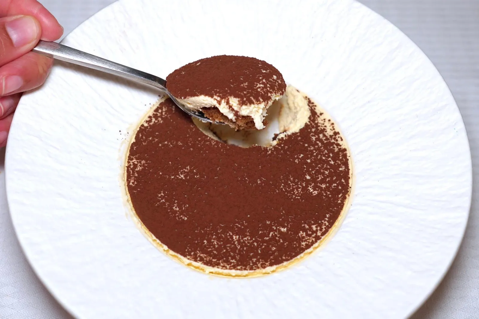 TIRAMISU (550++)With espresso and mascarpone creamTiramisu เป็นของหวานคลาสสิกจากเมือง Treviso ของประเทศอิตาลี ด้านในเป็นครีม Mascarpone หอมมันตัดด้วยกาแฟเอสเปรซโซ่เข้มข้น ด้านบนโรยด้วยผงโกโก้พอประมาณ