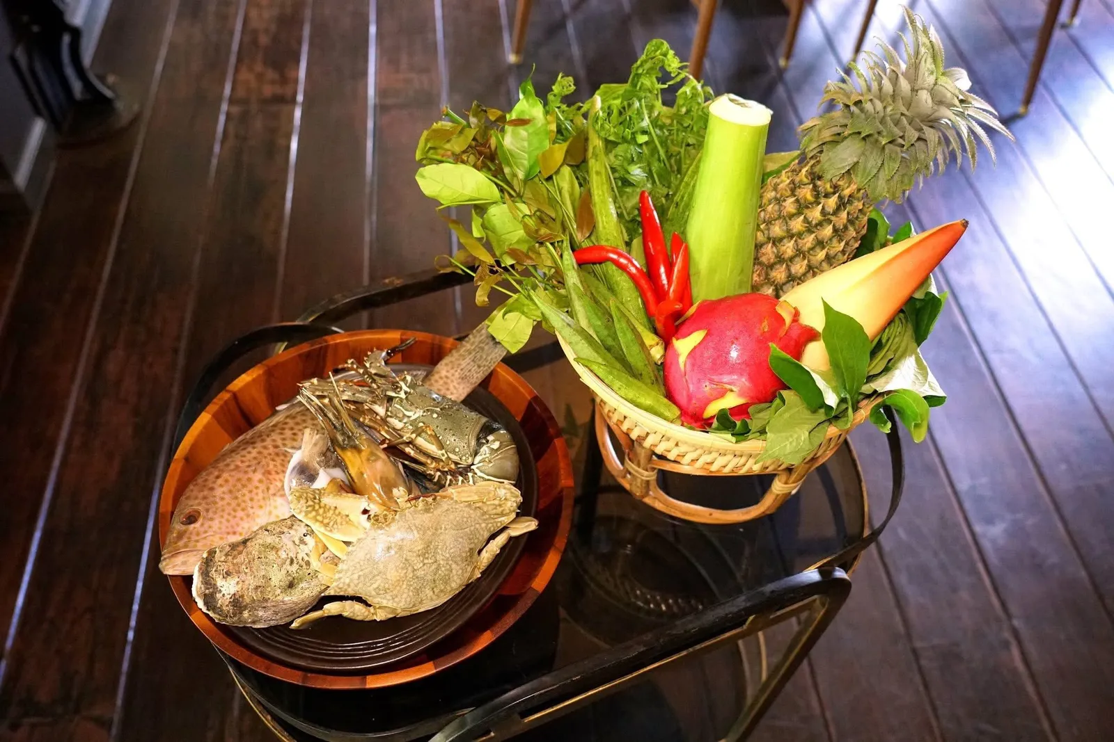 รถเข็นที่พนักงานเตรียมไว้สำหรับแสดงวัตถุดิบท้องถิ่นแต่ละอย่างทำให้ลูกค้าสามารถมองเห็นภาพได้ง่ายขึ้น