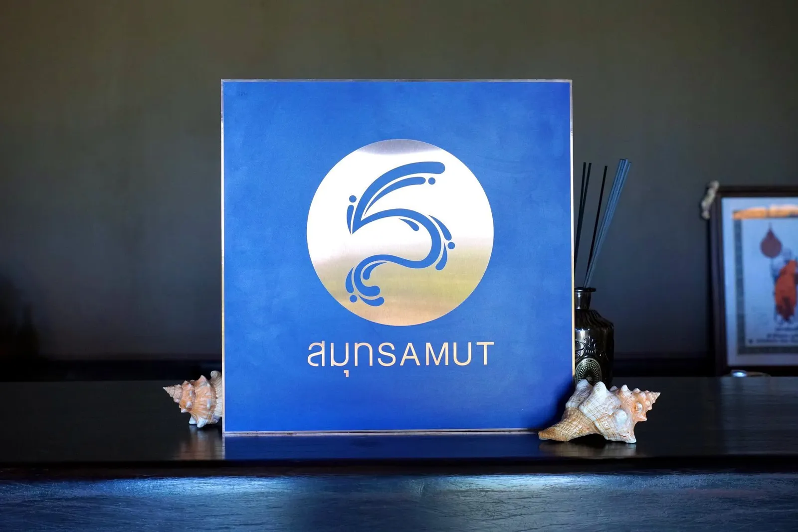 สำหรับห้องอาหาร Samut นี้เขาได้มอบหมายงานให้เชฟเบียร์เป็นผู้ควบคุมห้องครัวและนำเสนออาหารบางจานให้กับลูกค้าด้วยตัวเอง ทางร้านได้หยิบยกวัตถุดิบและอาหารท้องถิ่นของภาคใต้อย่างเช่นแกงส้ม, โอต้าว, ปลากระป๋อง และหมี่ฮกเกี้ยนมานำเสนอในรูปแบบร่วมสมัยภายใต้ Tasting Menu ที่หมุนเวียนผลัดเปลี่ยนไปตามฤดูกาล