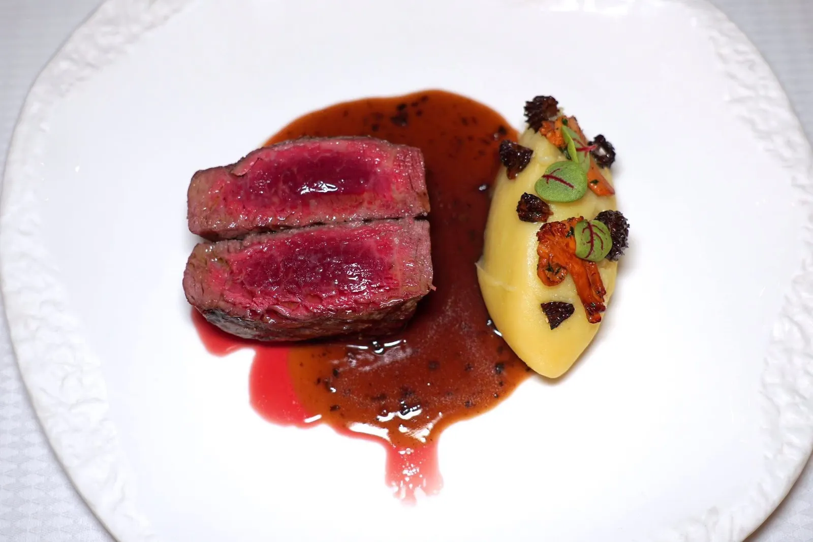 BLACK ANGUS BEEF TENDERLOIN (1,850++)Grilled and served with mash potatoes, morel mushrooms, seasonal mushrooms and truffle jusเนื้อวัวแบล็คแองกัสส่วนสันในเสิร์ฟมาที่ความสุกระดับมีเดียมแรร์ ข้าง ๆ กันคือมันฝรั่งบดเนื้อเนียนและเห็ดต่าง ๆ จากนั้นราดด้วยซอส Jus เข้มข้นที่มีอโรมาหอม ๆ ของทรัฟเฟิล