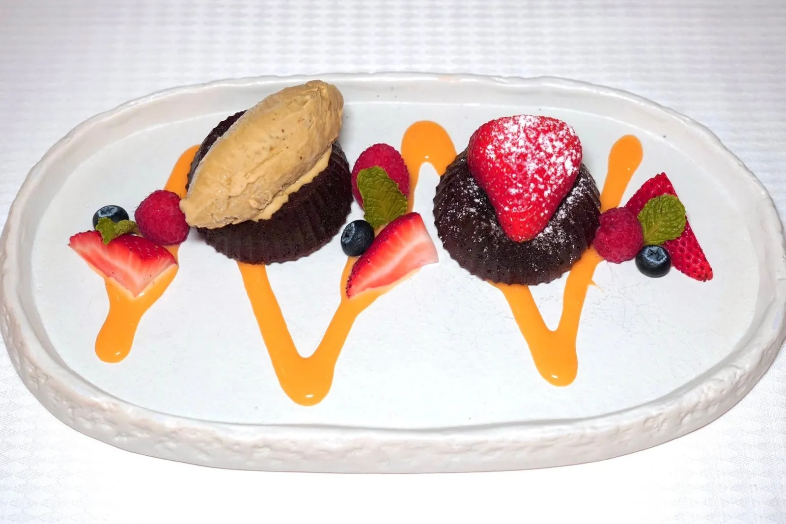 CHOCOLATE LAVA (600++)With sicilian pistachio ice creamช็อกโกแลตเค้กที่ไหลเยิ้มออกมาเป็นลาวาทันทีที่ใช้มีดตัด เชฟเสิร์ฟมากับไอศกรีมถั่วพิสตาชิโอ้ซึ่งเป็นของดีจากแคว้น Sicily ทางตอนใต้ของประเทศอิตาลี