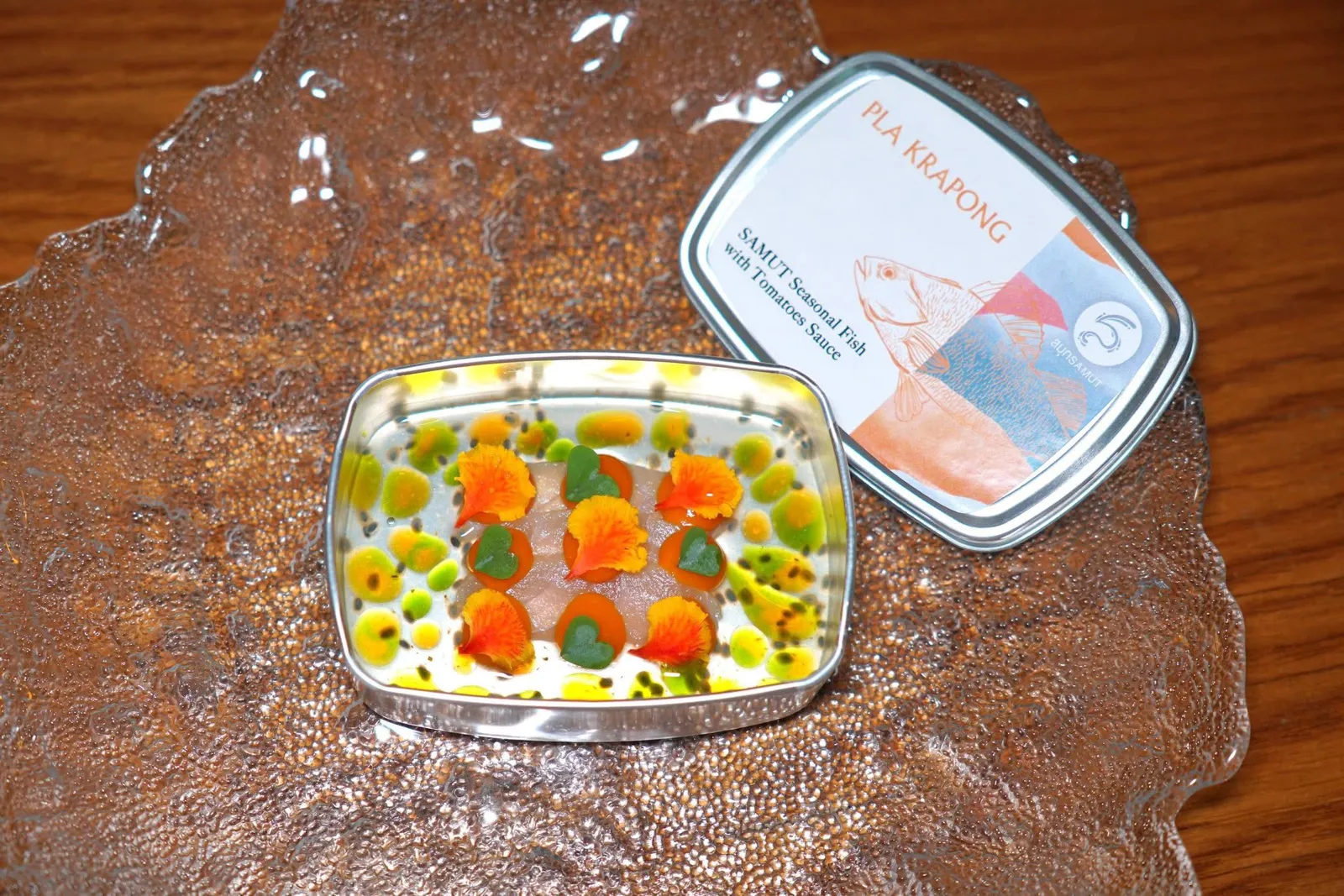 ปลากระป๋องSeasonal Fish / Tomato Koji Ketchupด้านบนคือซอสมะเขือเทศหมักข้าวโคจิโฮมเมดตกแต่งด้วยดอกไม้สวยงาม เชฟใส่เมล็ดแมงลักลงไปเพื่อเพิ่มความกรอบด้วย (15/20)