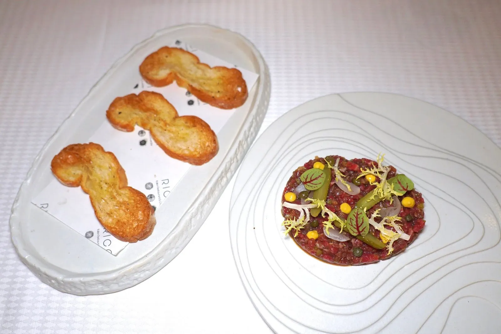 BLACK ANGUS BEEF TARTAR (700++)With pickled vegetables and toasted breadเนื้อวัวแบล็คแองกัสสับมาเกือบละเอียดแบบ Tartar เชฟปรุงรสเพียงเบา ๆ ด้วยผักดองให้รสเปรี้ยวเบา ๆ