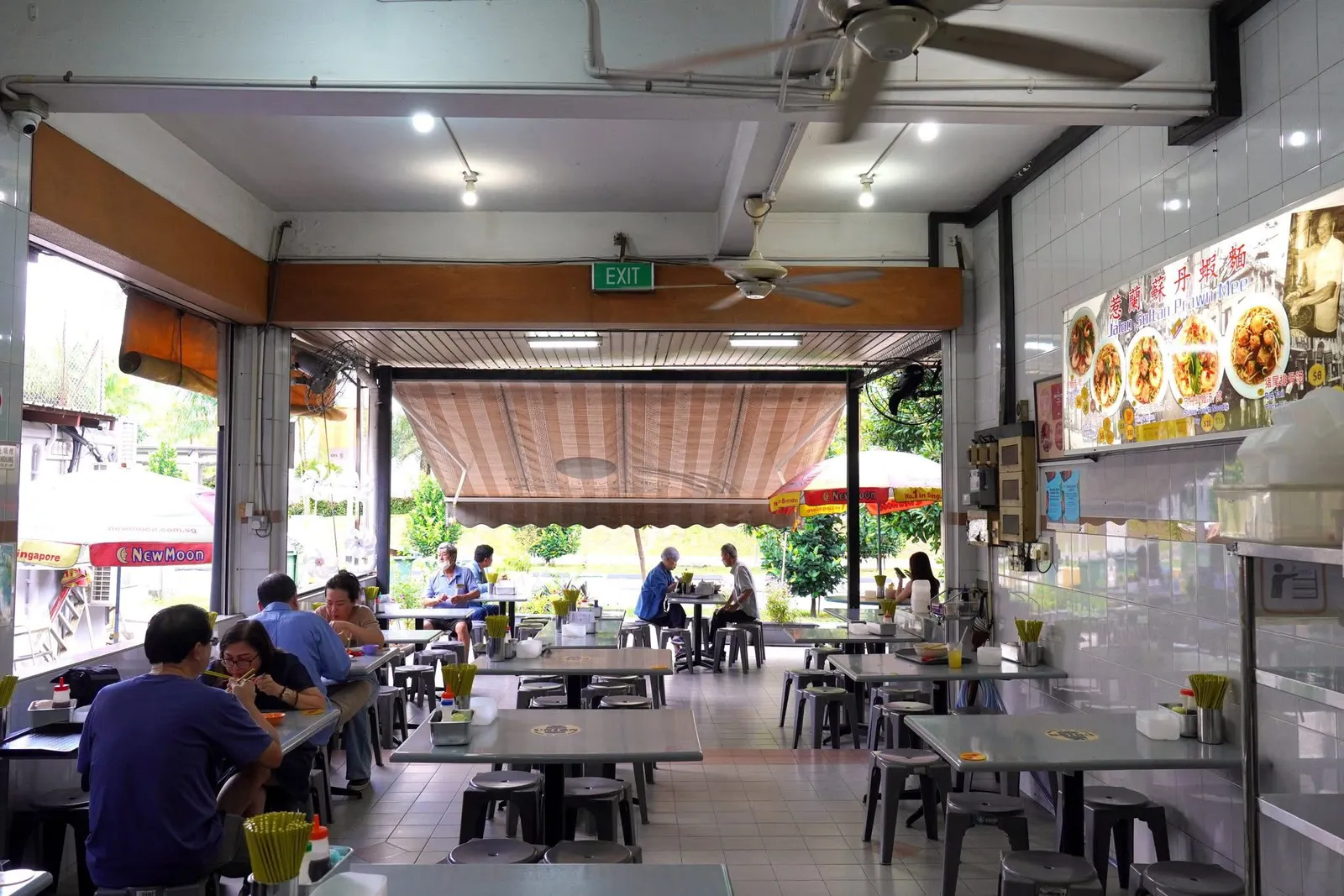 🎗️ Jalan Sultan Prawn Mee เป็นร้านหมี่เก่าแก่ที่เปิดทำการมานานเกินกว่า 70 ปี ตัวร้านตั้งอยู่ในย่าน Geylang มองจากภายนอกเห็นเป็นร้านอาหารขนาดย่อม ถัดเข้าไปเป็นโต๊ะจำนวนสำหรับนั่งรับประทานอาหารและพื้นที่สำหรับเก็บจาน