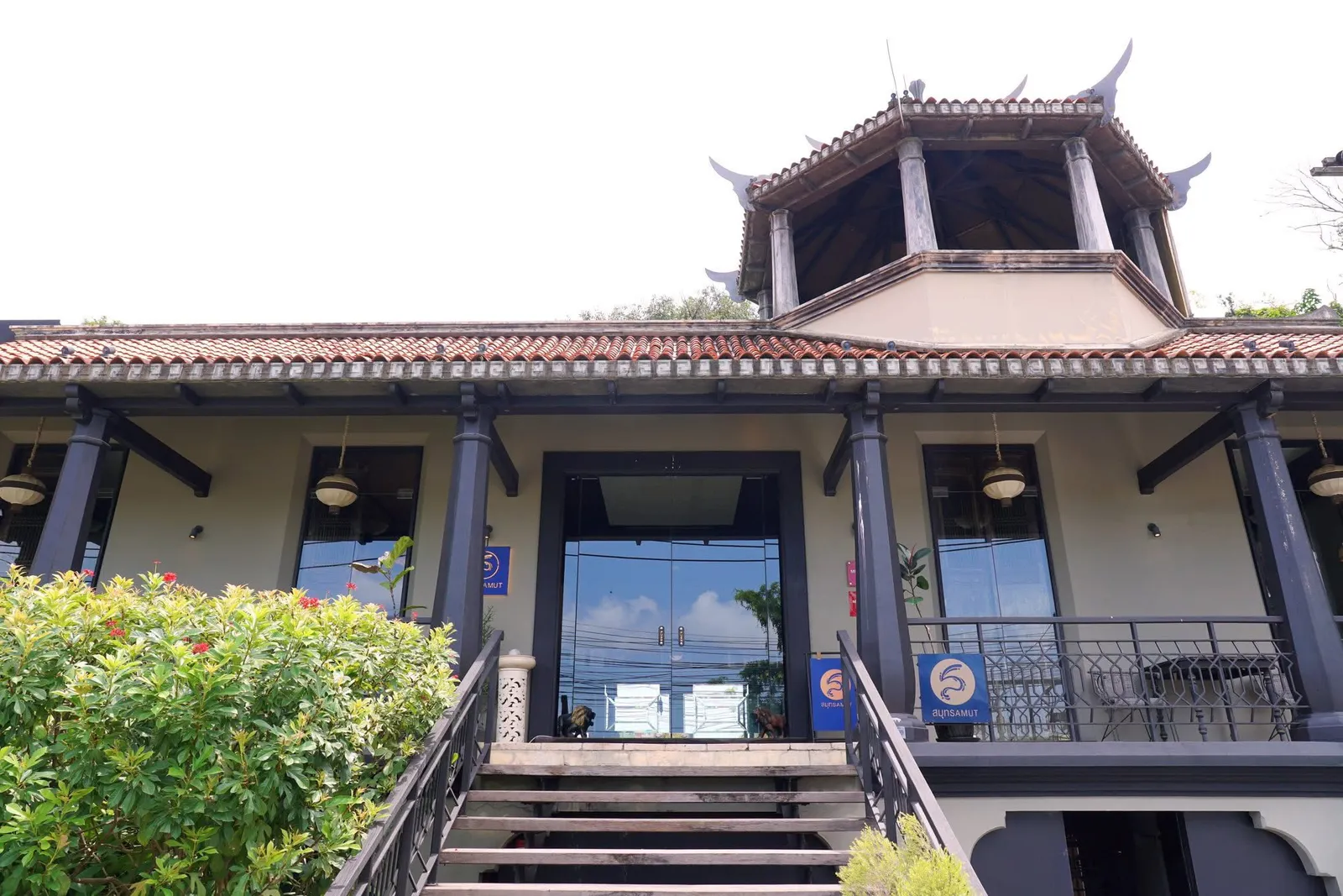Samut ตั้งอยู่ด้านหน้าของโครงการ Chivitr Wellness Retreat มีลักษณะเป็นอาคารสไตล์ไทย-จีนผสมผสาน