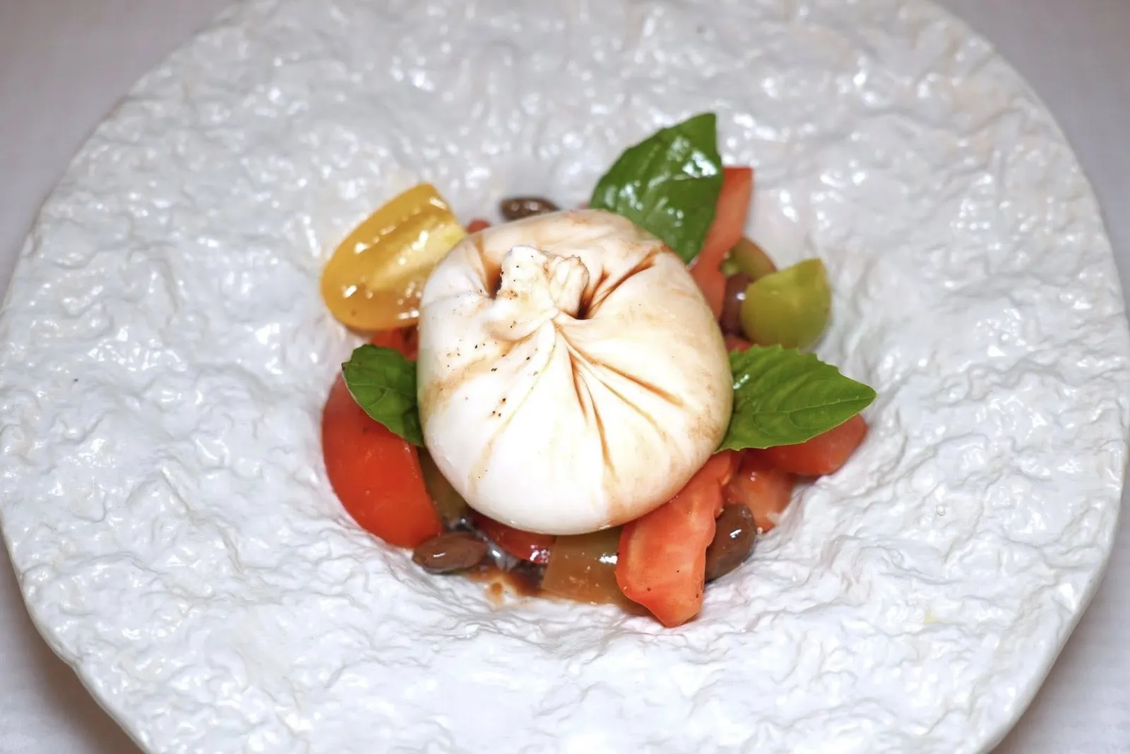 BURRATA (520++)Tomatoes and taggiasche olivesชีส Burrata ที่เรียกความสดชื่นในช่วงแรกของมื้ออาหารเสิร์ฟมากับมะเขือเทศรสเปรี้ยวอูมามิและมะกอก Taggiasche ที่มีความเค็มและอโรมาเฉพาะตัว
