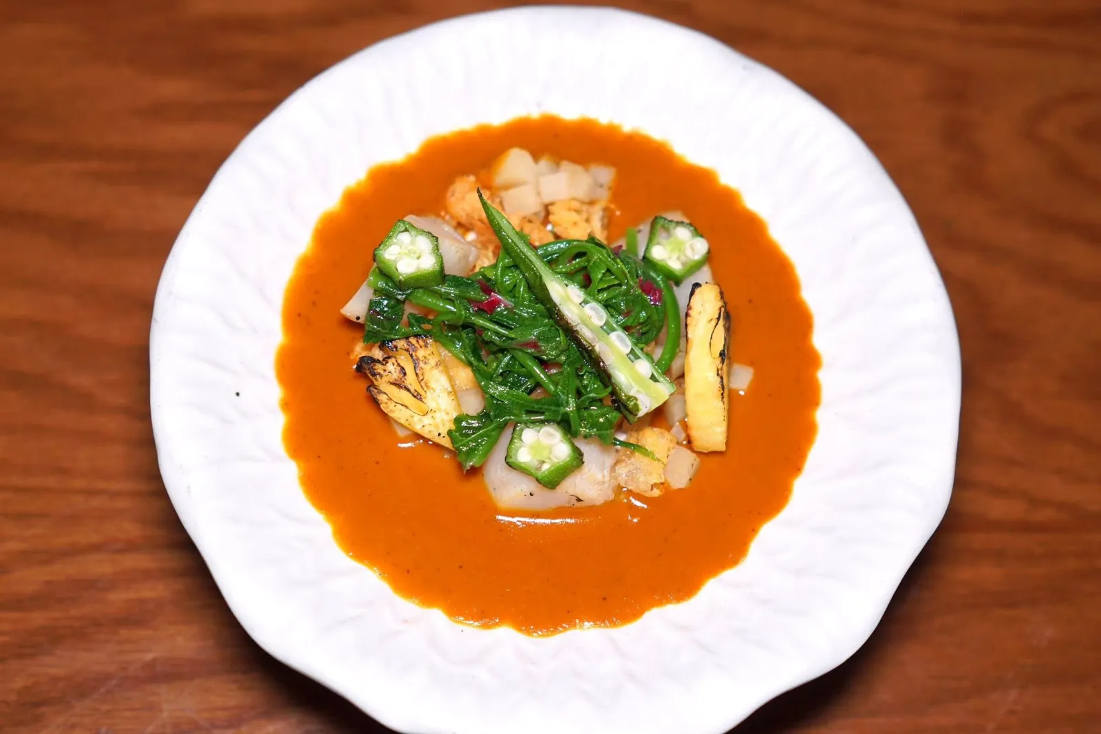 แกงคั่วสับปะรดPhuket Scallop / Grilled Pineapple / Pickled Young Banana / Pineapple Curryแกงคั่วสับปะรดจับคู่กับกับหอยเชลล์ที่เสิร์ฟมาในระดับความสุกมีเดียม ในจานยังมีกล้วยดิบที่ผ่านการดองกับน้ำส้มสายชูสับปะรดบ่มนานราว 3 เดือน (15/20)