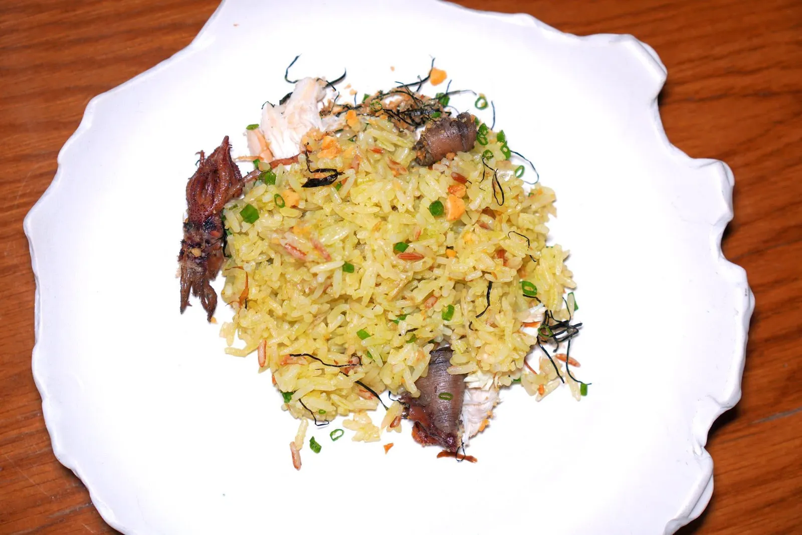 ข้าวอบมันปูCrab Tomalley baked Rice in Claypot / Beka Squidข้าวหอมใบเตยกับข้าวไร่ดอกข่าที่เชฟหุงมากับสาหร่ายคอมบุและมันปู นอกจากนี้ยังมีหมึกกระตอยและเนื้อปูใส่เอาไว้ด้วย