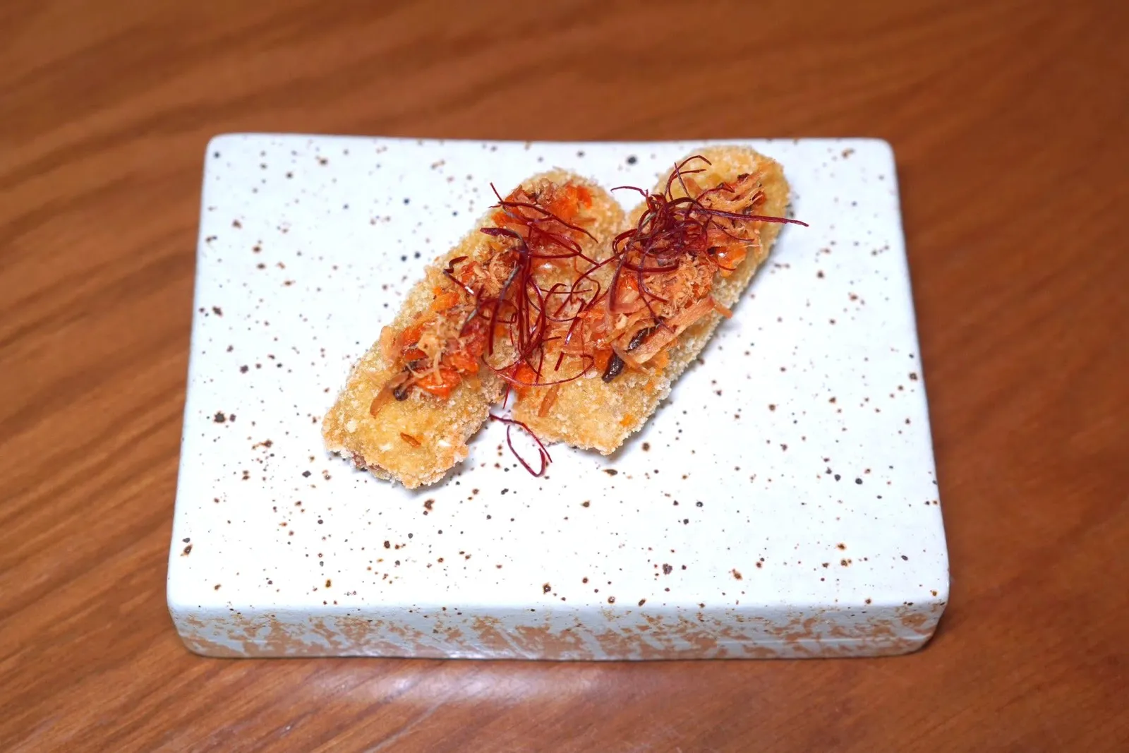ทอดมันกุ้งBanana Shrimp / Triple Herb Mousseทอดมันกุ้งที่ด้านในเป็นกุ้งแชบ๊วยคลุกเคล้ากับครีมสามเกลอหอม ๆ (15/20)