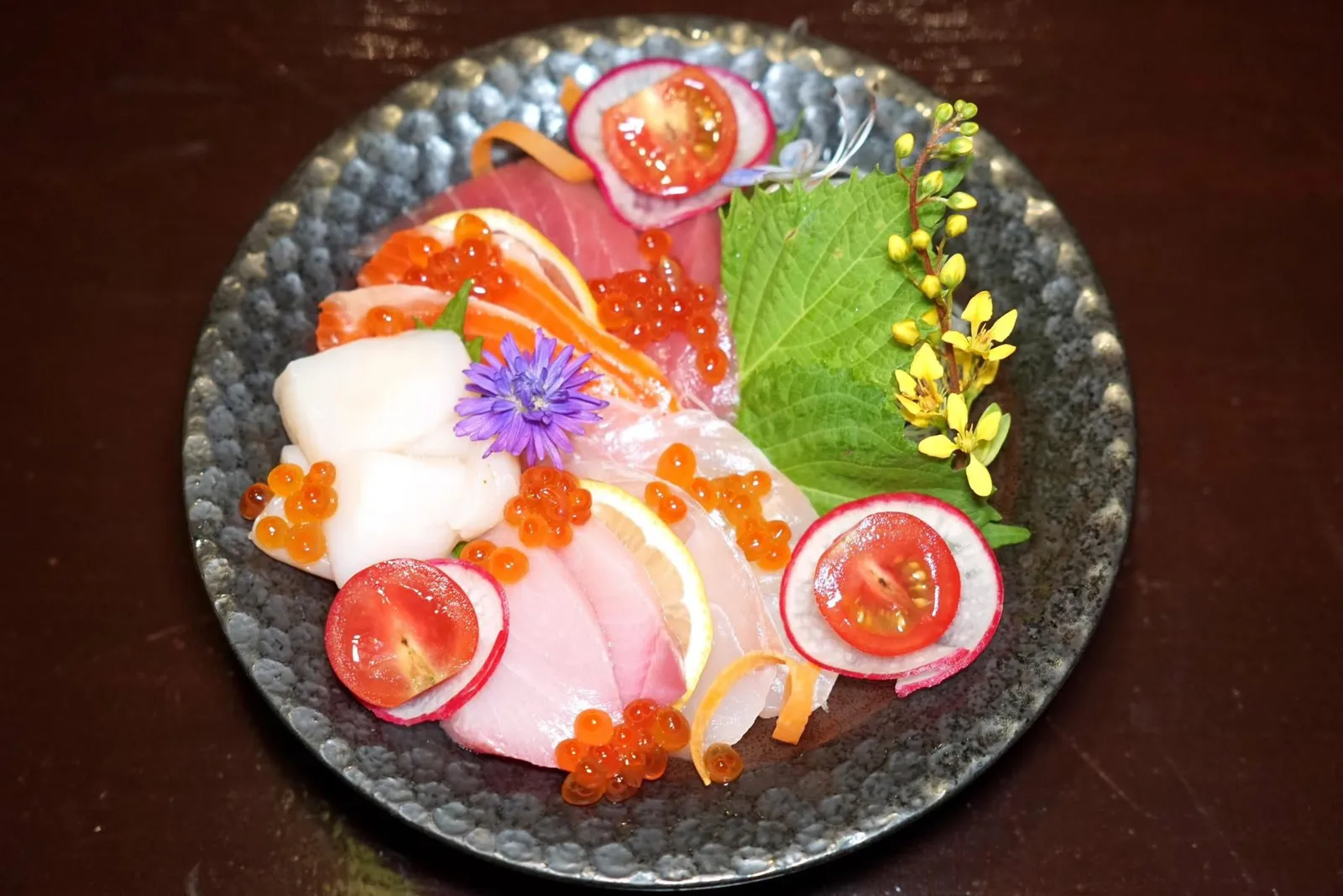 5 KINDS OF SASHIMI (1,650++)Chef's selected seasonal fish / wasabi / koji soy sauceเมนูปลาดิบตามฤดูกาลในวันนี้ประกอบไปด้วย Akami คุณภาพดี, Fujiyama Salmon ที่มีจุดเด่นคืออัตราส่วนของเนื้อและไขมันที่พอเหมาะ, Hotate หรือหอยเชลล์ยักษ์คุณภาพดี, Kanpachi ที่มีเนื้อกรอบ หอม มัน และสุดท้ายคือปลา Madai เชฟโรยด้วย Ikura ลงไปทั่ว ๆ จาน