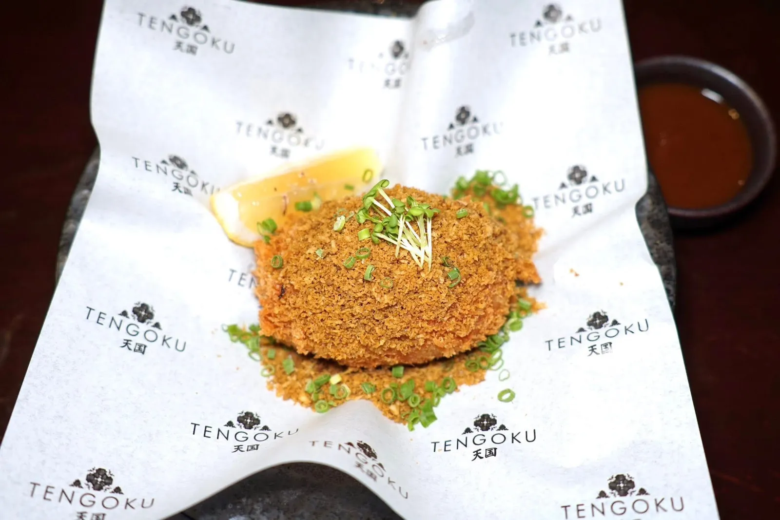 KANI CREAM KOROKKE (480++)Crab meat croquette / tomalley / egg yolk / potato / cream / onion / katsu sauce / lemonเชฟใช้เนื้อปู Zuwaigani ผสมกันกับครีม มันฝรั่งบด ไข่แดง แล้วปั้นจนเป็นก้อนกลม จากนั้นนำไปชุบแป้งทอดจนผิวกรอบไม่อมน้ำมัน ด้านบนโรยด้วยไข่ปูแห้ง เชฟยังเสิร์ฟมากับซอส Katsu และเลมอนหั่นแว่นอีกด้วย