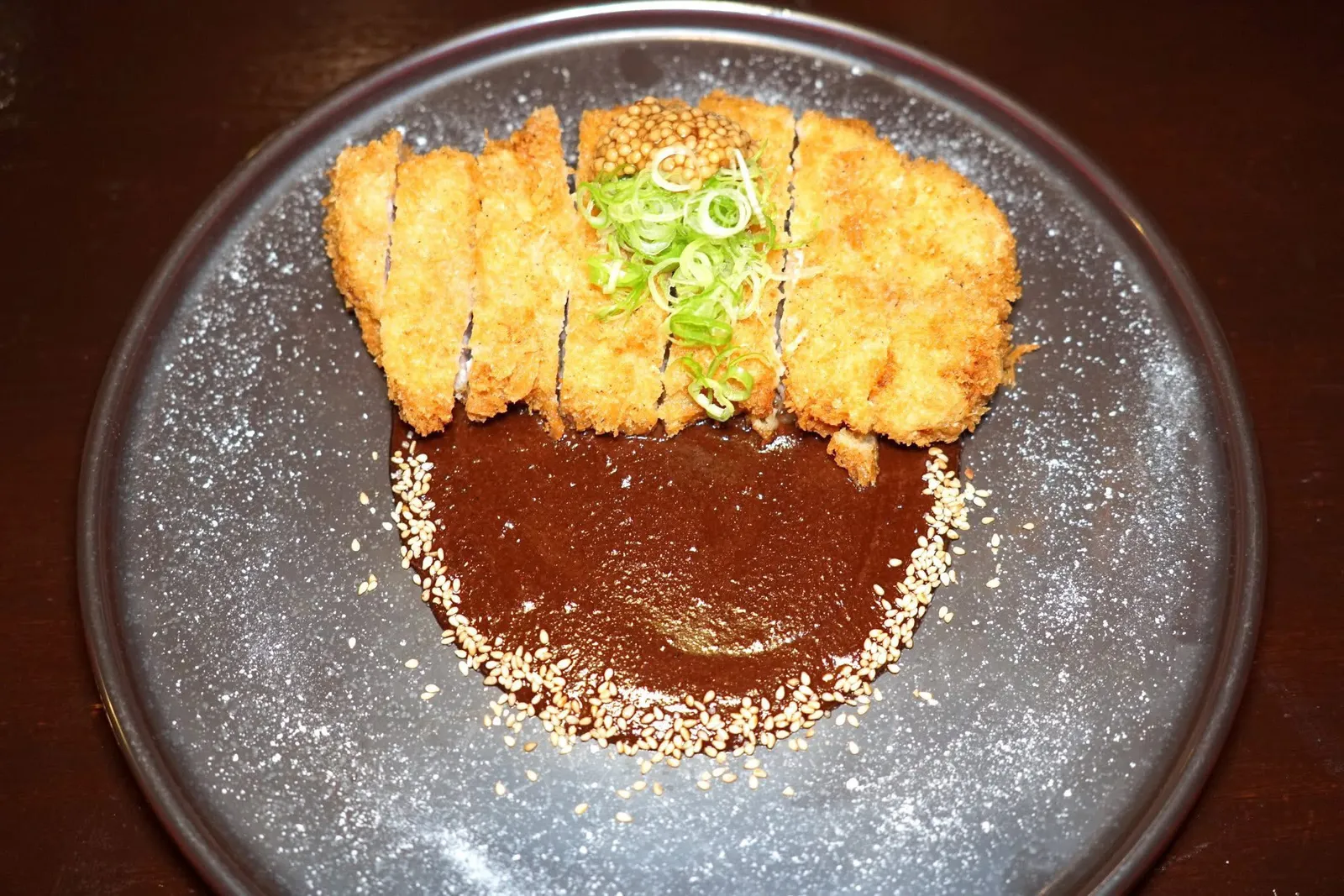 SNOW PORK KATSU WITH NAGOYA'S MISO SAUCE (1,155++)Hokkaído pork loin cutlet / red miso / walnut / sesame / pickled mustard / Japanese green onionเนื้อหมูนำเข้าจากจังหวัด Hokkaido ประเทศญี่ปุ่นชุบแป้งแล้วทอดมาจนกรอบนอกฉ่ำใน เชฟให้จับคู่กับซอสมิโสะแดงและงาขาว ด้านบนท็อปด้วยมัสตาร์ดดองและต้นหอมญี่ปุ่นซอย