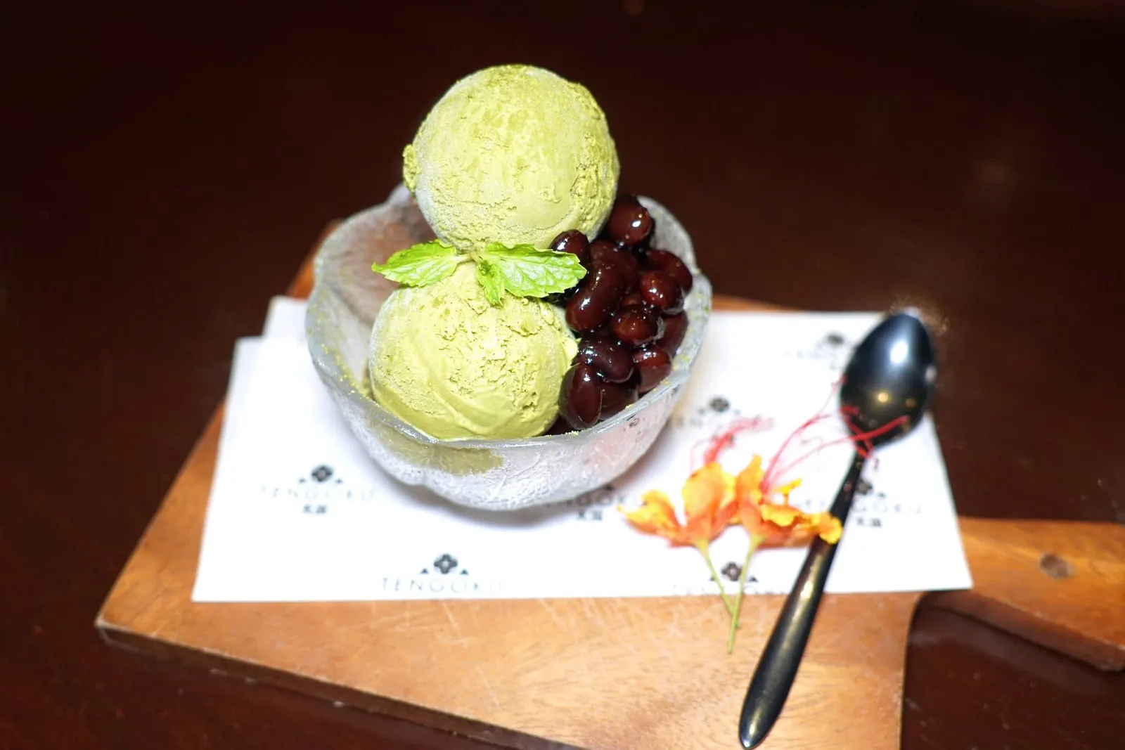 MATCHA ICE CREAM AND RED BEAN (295++)Kyoto matcha ice cream / cacao crumble / red bean / bean powderปิดท้ายด้วยขนมที่ผสมผสานไอศกรีมมัทฉะจาก Kyoto เสิร์ฟมากับถั่วแดงและครัมเบิ้ลคาเคากรอบ ๆ รองอยู่ด้านล่าง