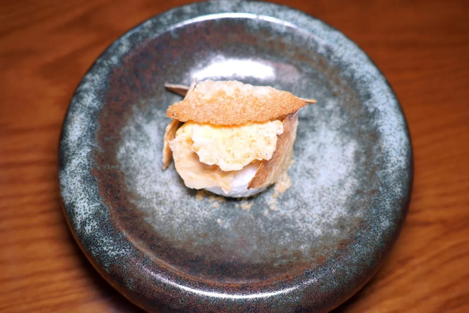 ปาวหล้างCoconut Filling with Dried Shrimp / Coconut Ice Cream / Coconut Sabayon / Coconut Sugar Crackerปาวหล้างเป็นขนมข้าวเหนียวปิ้งของภูเก็ต เช็คนำเสนอมาเป็นไอศกรีมมะพร้าวจับคู่กับกุ้งแห้งและมะพร้าวแห้ง เชฟปรุงนสด้วยพริกไทยกับเกลือนำไปผัด ด้านบนคือซาบายอนมะพร้าวและแผ่นแคร็กเกอร์น้ำตาลมะพร้าว (14/20)