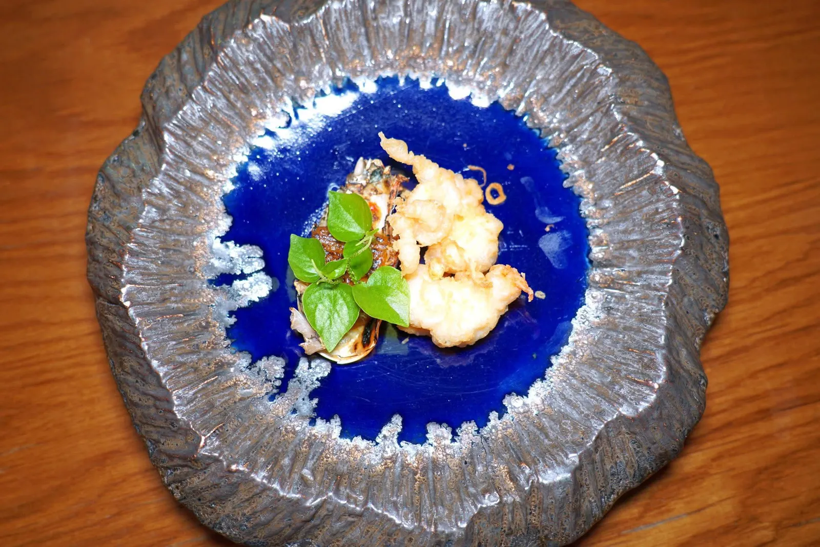 ขนมจีนน้ำพริก กุ้งทอดหาดใหญ่River Prawn / Sangyod Rice Noodle / Kanom Sai Gai / Chili Pasteในจานยังมีซอสน้ำยาน้ำพริกที่เตรียมมาจากถั่วมีรสชาติเปรี้ยวหวาน นอกจากนี้ยังมีขนมไส้ไก่และเจลไข่แดงช่วยเพิ่มมิติทางเนื้อสัมผัส (14/20)