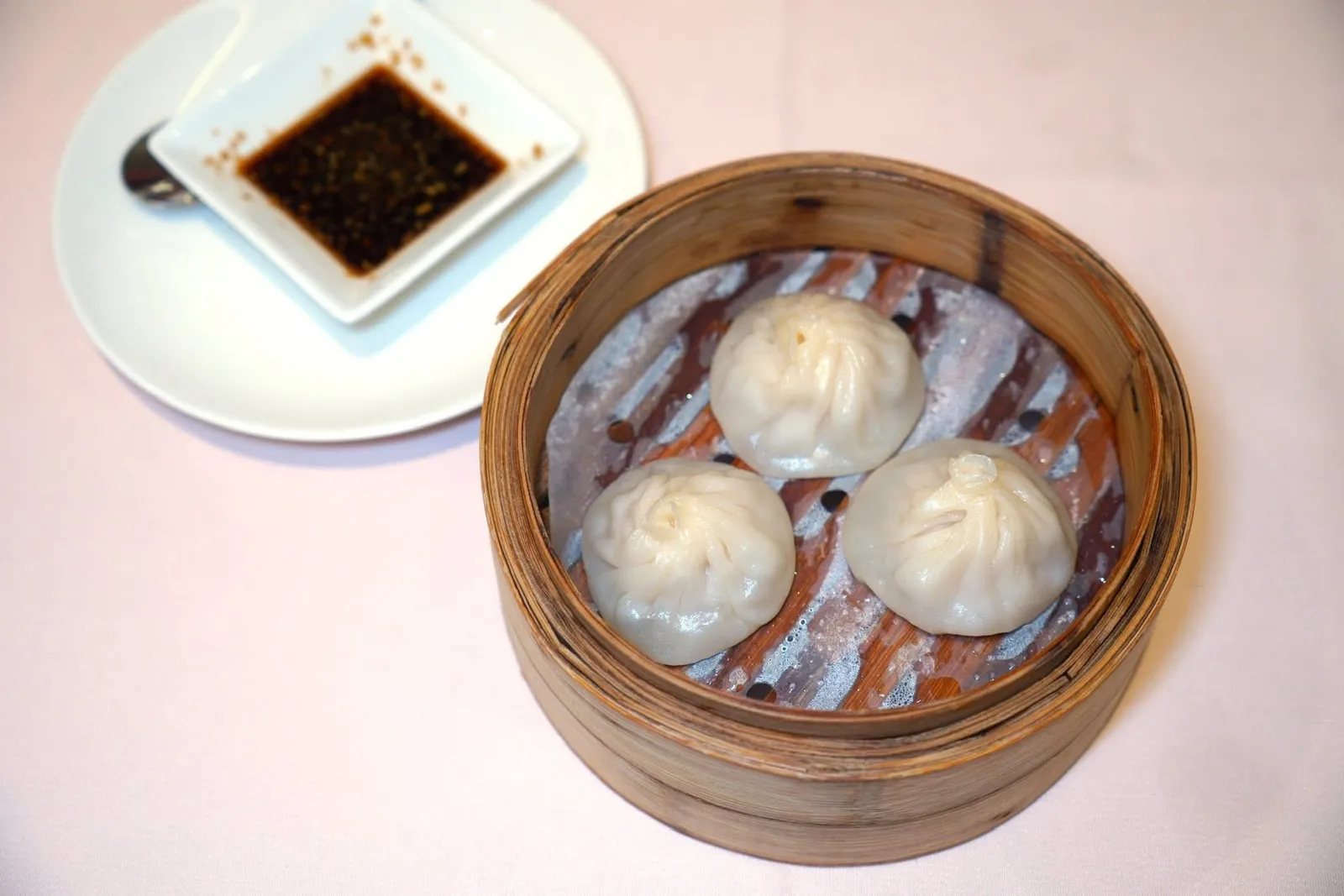 利苑小笼包 (笼) (3粒) (9.5 SGD++)Steamed pork dumplings (container, 3 pcs)เสี่ยวหลงเป่าแป้งบางไร้ซึ่งความกระด้าง เนื้อหมูด้านในใช้ได้ ตัวซุปรสชาติกลมกล่อม แนะนำให้เติมซอสรสเปรี้ยวลงไปเล็กน้อย (14/20)