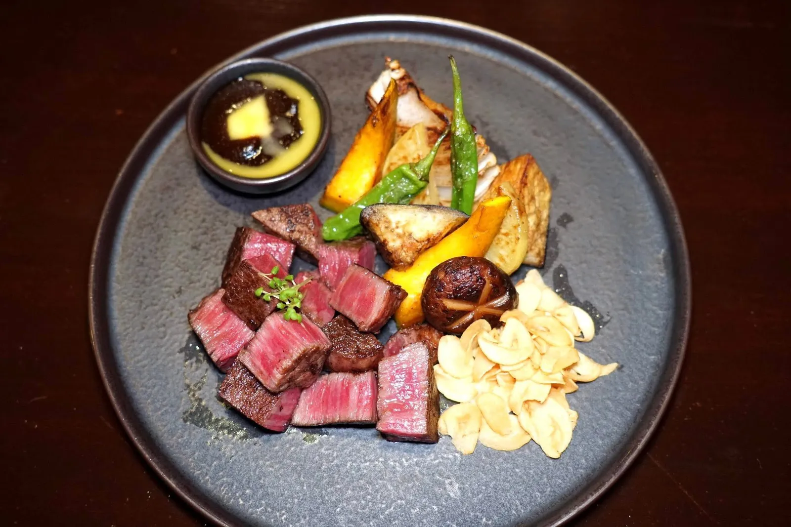 HITACHI WAGYU A5 STRIPLOIN TEPPANYAKI (3,500++)Japanese beef striploin 150 g. / soy butter sauce / moshio salt / seasonal grilled vegetables / crispy garlic / wasabiเนื้อวัว Hitachi Wagyu ระดับ A5 ย่างแล้วเสิร์ฟมาที่ความสุกมีเดียมแรร์ ด้วยอัตราส่วนของไขมันที่สูงเราจึงขอแนะนำให้จิ้มลงในเกลือโมชิโอะจะเข้ากันมากที่สุด ข้าง ๆ คือซอสเนยซีอิ๊ว ผักย่าง และกระเทียมกรอบ
