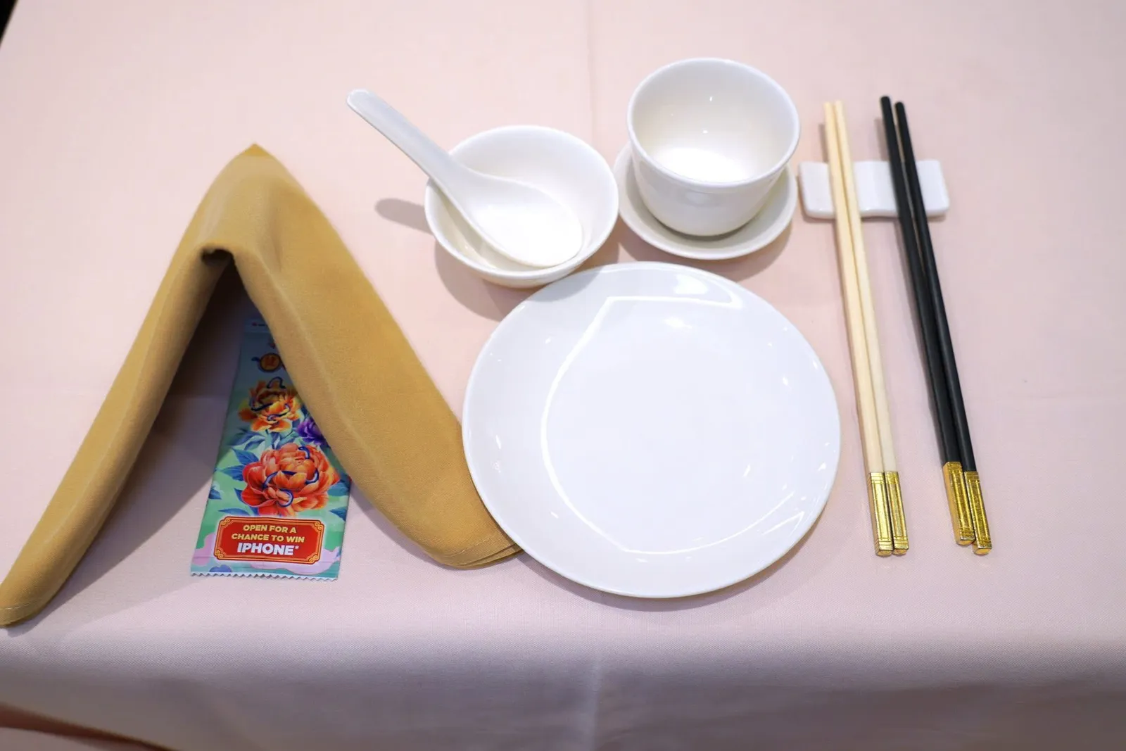 ทางร้านนำเสนออาหารจีนกวางตุ้งตำรับฮ่องกงโดยมีดาวเด่นคือ Dim Sum ราคาเข้าถึงง่ายจัดเสิร์ฟมาเฉพาะในช่วงกลางวัน