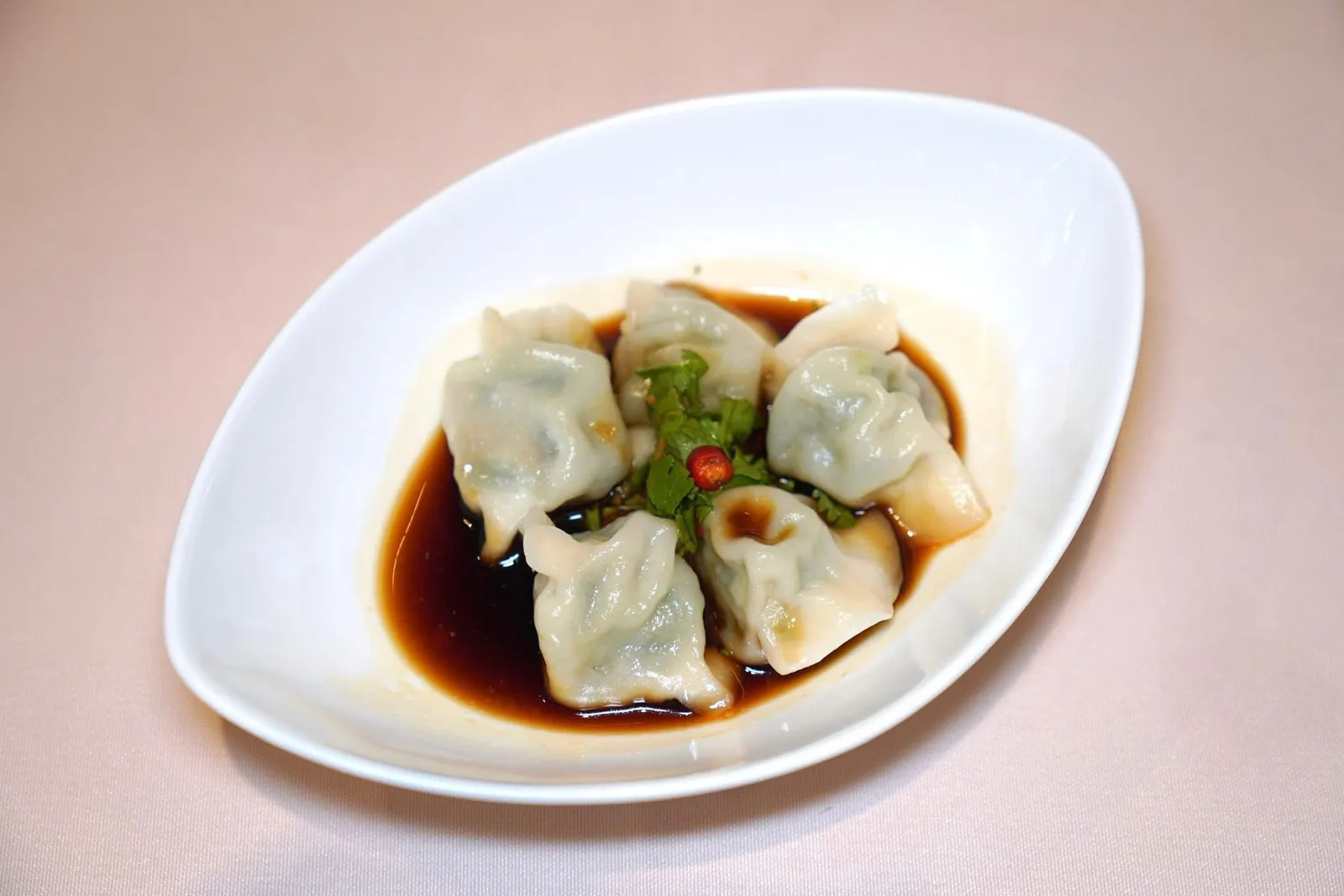 京川饺子 (碟) (5粒) (8.5 SGD++)Mini minced pork dumplings in hot and spicy sauce (plate, 5 pcs)เกี๊ยวหมูชิ้นจิ๋วแป้งนุ่มคลุกเคล้ามากับซอสเผ็ดเปรี้ยวรสเลิศ (14/20)
