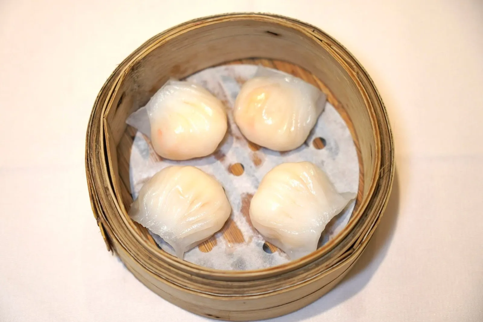 白玉鲜虾饺 (笼) (4粒) (9.5 SGD++)Steamed shrimp dumplings (container, 4 pcs)ฮะเก๋าแป้งบางหนึบ ด้านในสอดไส้เนื้อกุ้งเด้ง ๆ หวาน ๆ อร่อยได้ไม่ต้องเติมซอสใด ๆ (14/20)