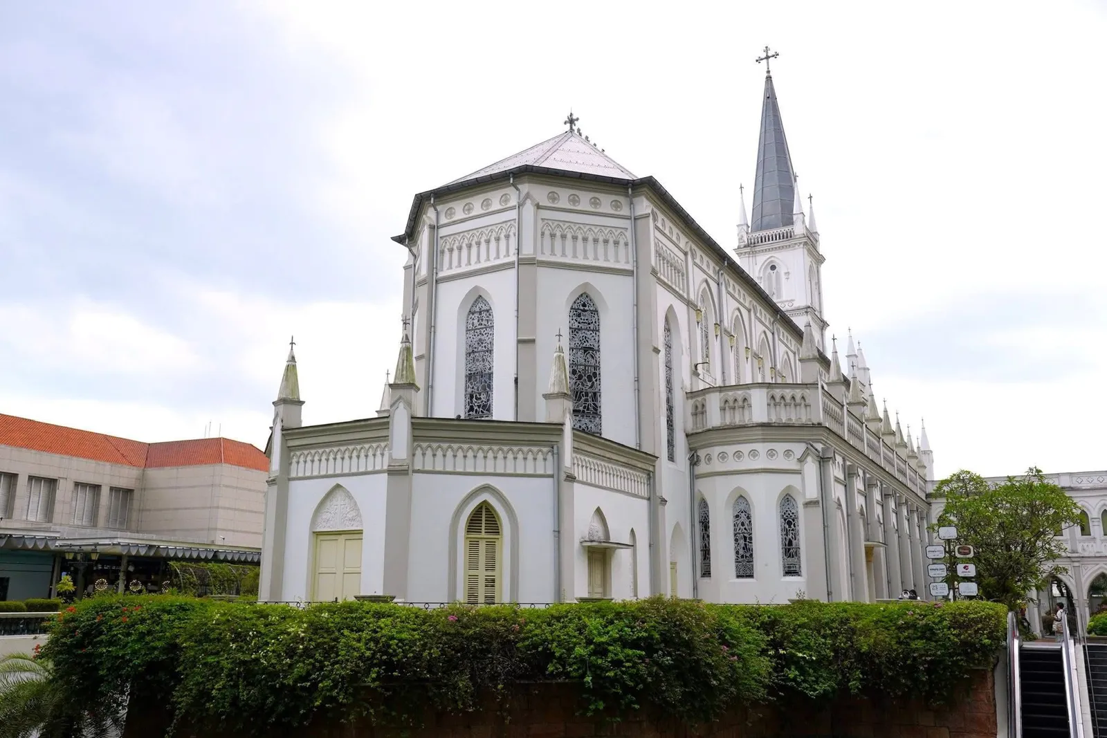 พื้นที่ของ Chijmes เคยเป็นที่ดินของพ่อค้าชาวจีนผู้มั่งคั่งก่อนที่บาทหลวงเบอเรลจะซื้อที่ดินนี้เพื่อสร้างโรงเรียนและที่พักสำหรับแม่ชี นอกจากนี้อาคารแห่งนี้ย้งเคยถูกใช้งานเป็นโรงเรียนหญิงแห่งแรกๆ ในสิงคโปร์อีกด้วย