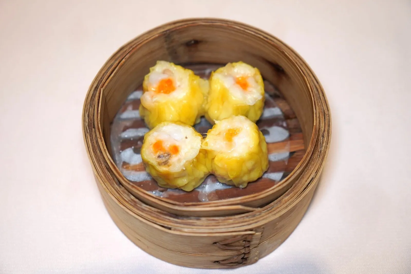 北菇滑烧卖 (笼) (4粒) (9.5 SGD++)Steamed pork, shrimp dumplings with mushroom (container, 4 pcs)ขนมจีบชิวหม่ายขนาดพอดีคำมีอัตราส่วนของหมูและกุ้งที่พอเหมาะลงตัว นอกจากนี้ยังมีกลิ่นของเห็ดเพียงเบา ๆ (14/20)
