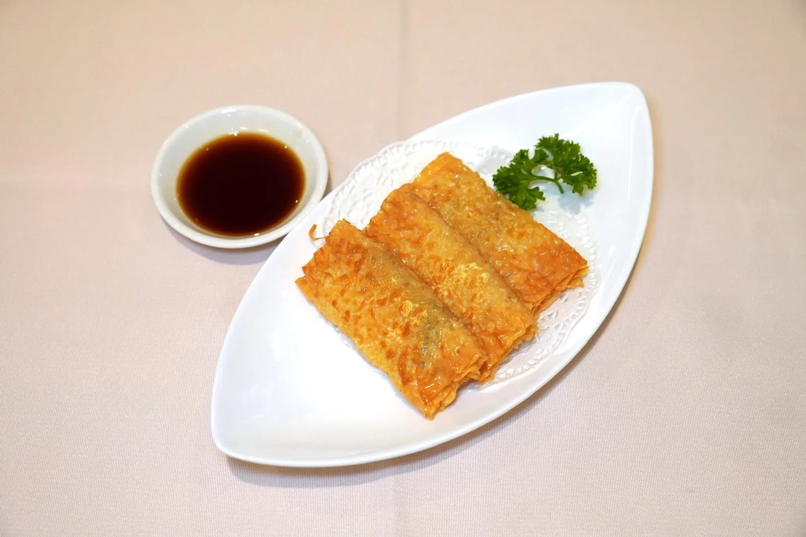 鲜虾腐皮卷 (碟) (3件) (9.5 SGD++)Pan-fried shrimp beancurd rolls plate, 3 pcs)ฟองเต้าหู้ห่อกุ้งทอดมามีความอมน้ำมันมากไปนิดสำหรัยมาตรฐานห้องอาหารระดับสูง อย่างไรก็ตามเนื้อกุ้งด้านในยังคงเด้งและหวานเข้ากันกับซอสที่ให้มา (13/20)