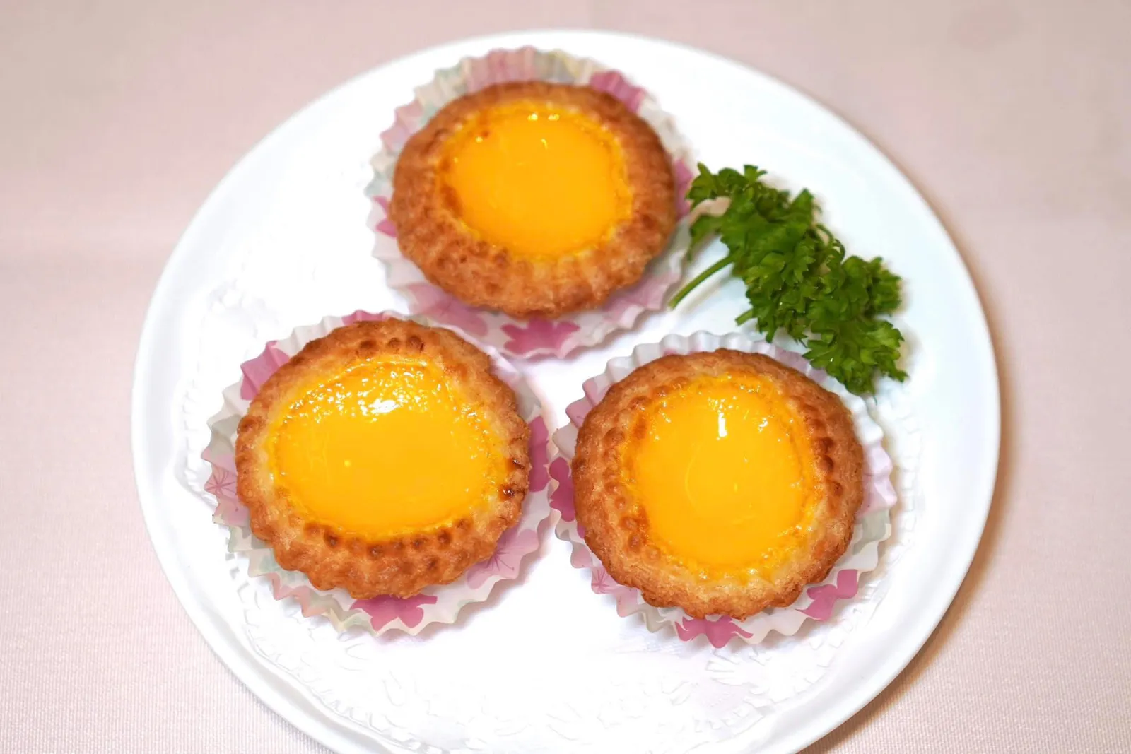 酥皮鸡蛋挞 (碟) (3粒) (8 SGD++)Baked egg tarts (plate, 3 pcs)ทาร์ตไข่ขนาดจิ๋วพอดีคำ แป้งทาร์ตฟูกรอบ จรงกลางมีรสหวาน ทั้งยังหอมกลิ่นไข่ที่ไม่มากจนเกินไป (14/20)