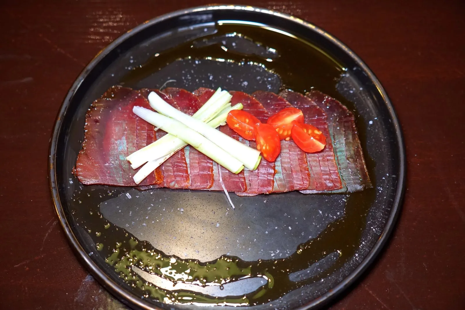 MAGURO HAM (565++)Cured bluefin tuna / charred spring onion / pickled tomato / sesame oilเริ่มต้นด้วยปลาทูน่าบลูฟินส่วน Ootoro ที่ผ่านการ Dry-aged นานถึง 1 เดือนครึ่งจนได้ออกมาเป็นแฮมปลาที่บาง แห้ง เต็มไปด้วยรสชาติอูมามิเข้ากันกับสาเกมาก ๆ เชฟเสิร์ฟมาคู่กันกับมะเขือเทศดอง ต้นหอมย่าง และน้ำมันงา