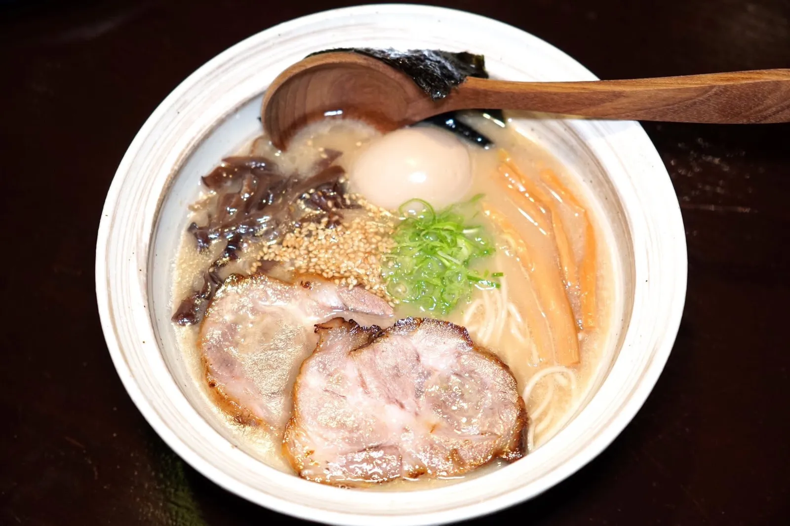 TENGOKU TONKOTSU RAMEN (480++)Pork broth / chashu pork / boiled egg / bamboo shoots / wood ear mushroom / sesame / green onion / nori seaweedหากให้เลือกจานที่โดดเด่นที่สุดเพียงจานเดียวเราขอปักหมุด Tonkotsu Ramen ที่เชฟเคี่ยวน้ำซุปข้ามวันจนได้รสชาติที่เข้มข้นกลมกล่อมและไม่เค็มไม่เลี่ยนแม้แต่น้อย เนื้อหมูชาชูมีความละมุนลิ้นและเนื้อสัมผัสสู้ฟันพอเหมาะไร้ที่ติ ไข่ต้มเยิ้ม ๆ สุกพอเหมาะ เห็ดหูหนูดำช่วยเพิ่มความกรอบ ใครที่แวะมาพักที่โรงแรมขอแค่แวะมาชิมราเมนถ้วยเดียวก็คุ้มค่าแล้ว