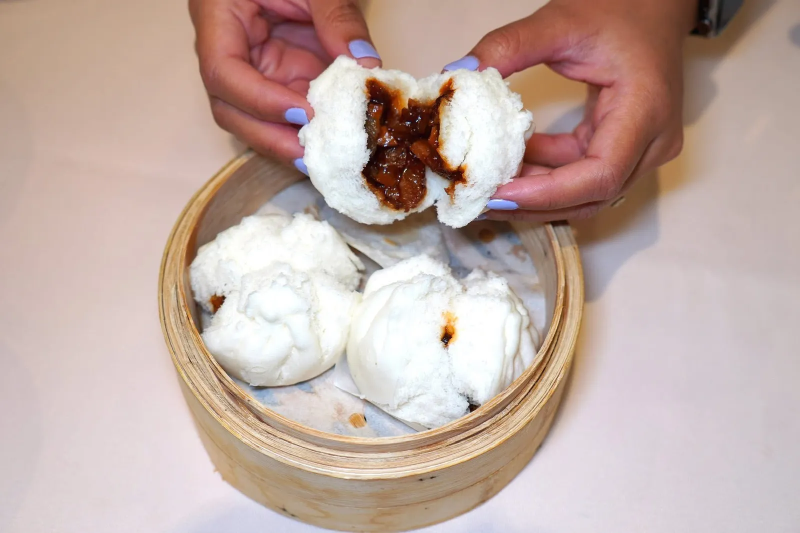 蚝皇叉烧包 (笼) (3粒) (8.5 SGD++)Steamed barbecued pork buns in oyster sauce (container, 3 pcs)ซาลาเปาแป้งเบาฟู ด้านในสอดไส้หมูแดงนุ่ม ๆ ให้ความหวานที่ไม่มากจนเกินไป (14/20)