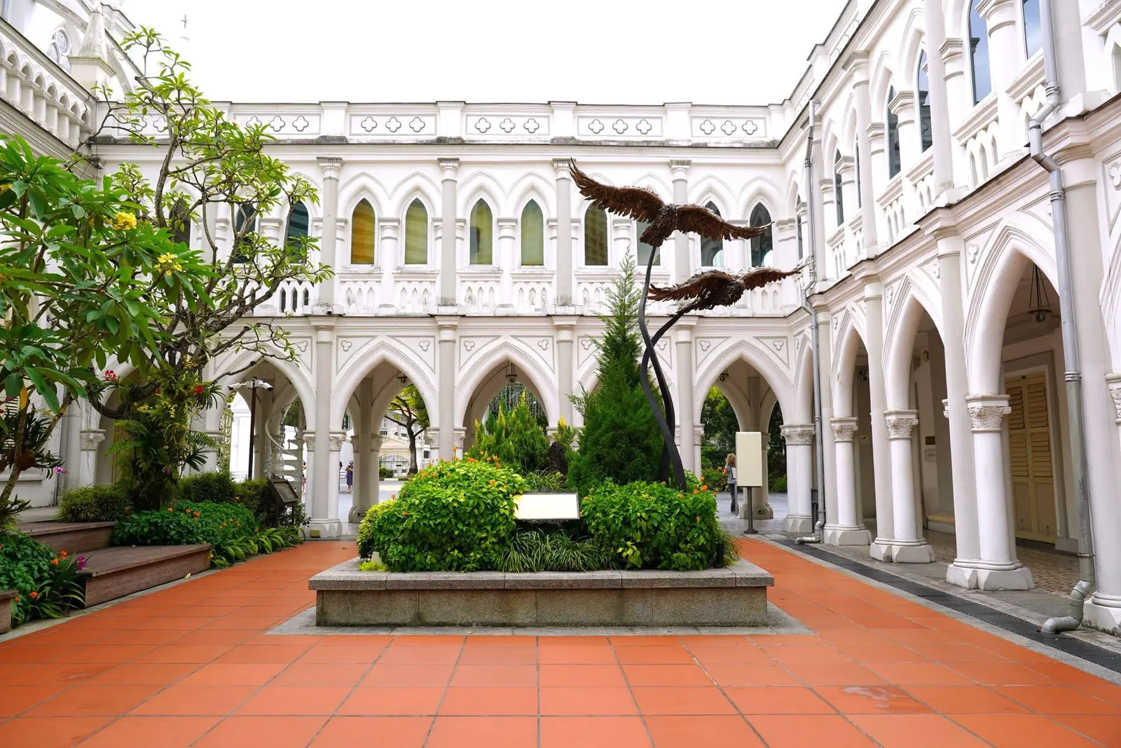 🎗️ Chijmes เดิมคือคอนแวนต์ของคณะซิสเตอร์แห่งพระกุมารเยซู (Convent of the Holy Infant Jesus - CHIJ) ก่อตั้งขึ้นในปี 1854 โดยคณะซิสเตอร์ชาวฝรั่งเศสที่เดินทางมาเพื่อทำงานด้านการศึกษาและสังคมสงเคราะห์เพื่อช่วยเหลือเด็กหญิงกำพร้าและด้อยโอกาส