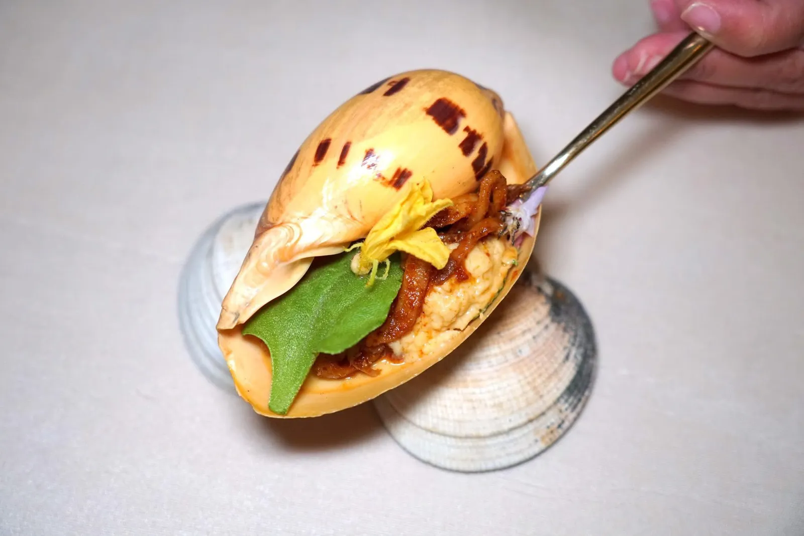 Corn Custard & Sea Snailที่โต๊ะพนักงานจะเทซอสที่เตรียมมาจากมะขาม พริกหวานและ Garum ปีกไก่ลงไปอีกทีหนึ่ง (15/20)