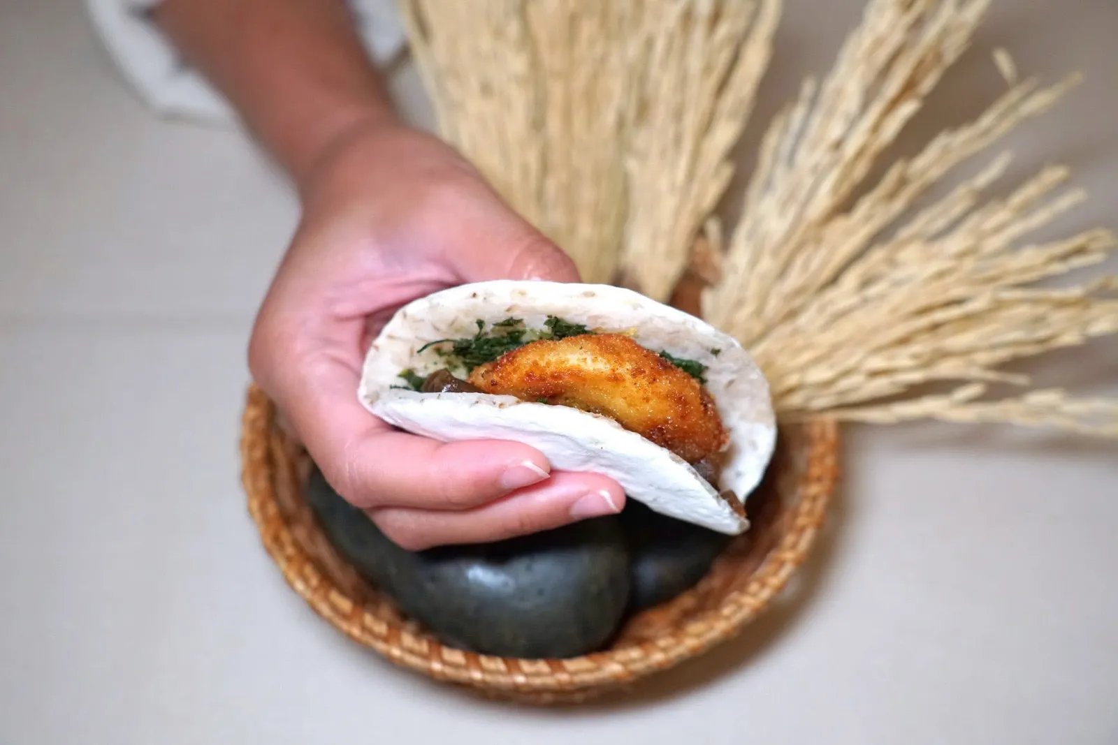 Koji & Deep Fried Cheeseแผ่นโคจินุ่มหนึบเตรียมมาจากข้าวบาเลย์หุงสุกห่อไส้ตรงกลางคล้ายทาโก้ ด้านในคือชีสนมวัวจากจังหวัดเชียงรายที่ผ่านการหมักประมาณ 1 เดือนครึ่งทอด นอกจากนี้ยังมีซอสเห็ดหมักผสมผสานกับพาสลีย์และมะเดื่อสุกหรือ Blackened Fig (14/20)