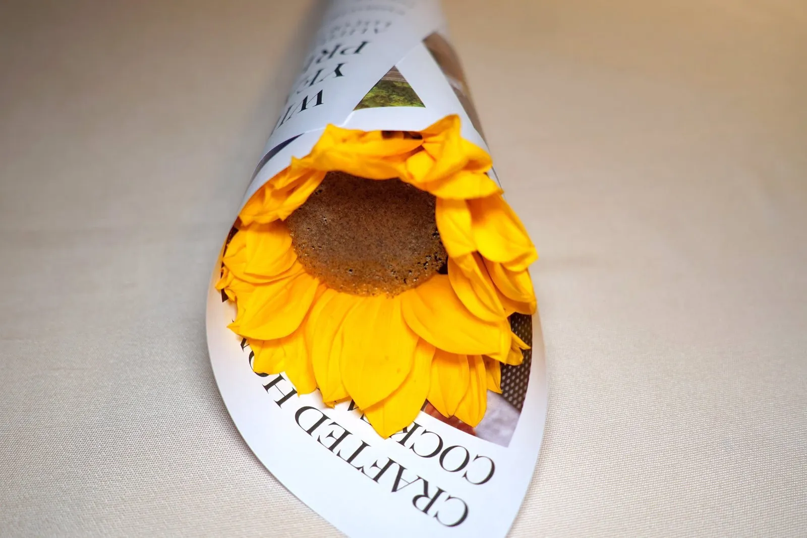 Sunflower Ice Creamคอสพิเศษจากเชฟเสิร์ฟมาเป็นไอศกรีมดอกทานตะวัน ด้านล่างคือแยมมัลเบอร์รี่ ส่วนแผ่นกรอบด้านบนเตรียมมาจากส้มแขก