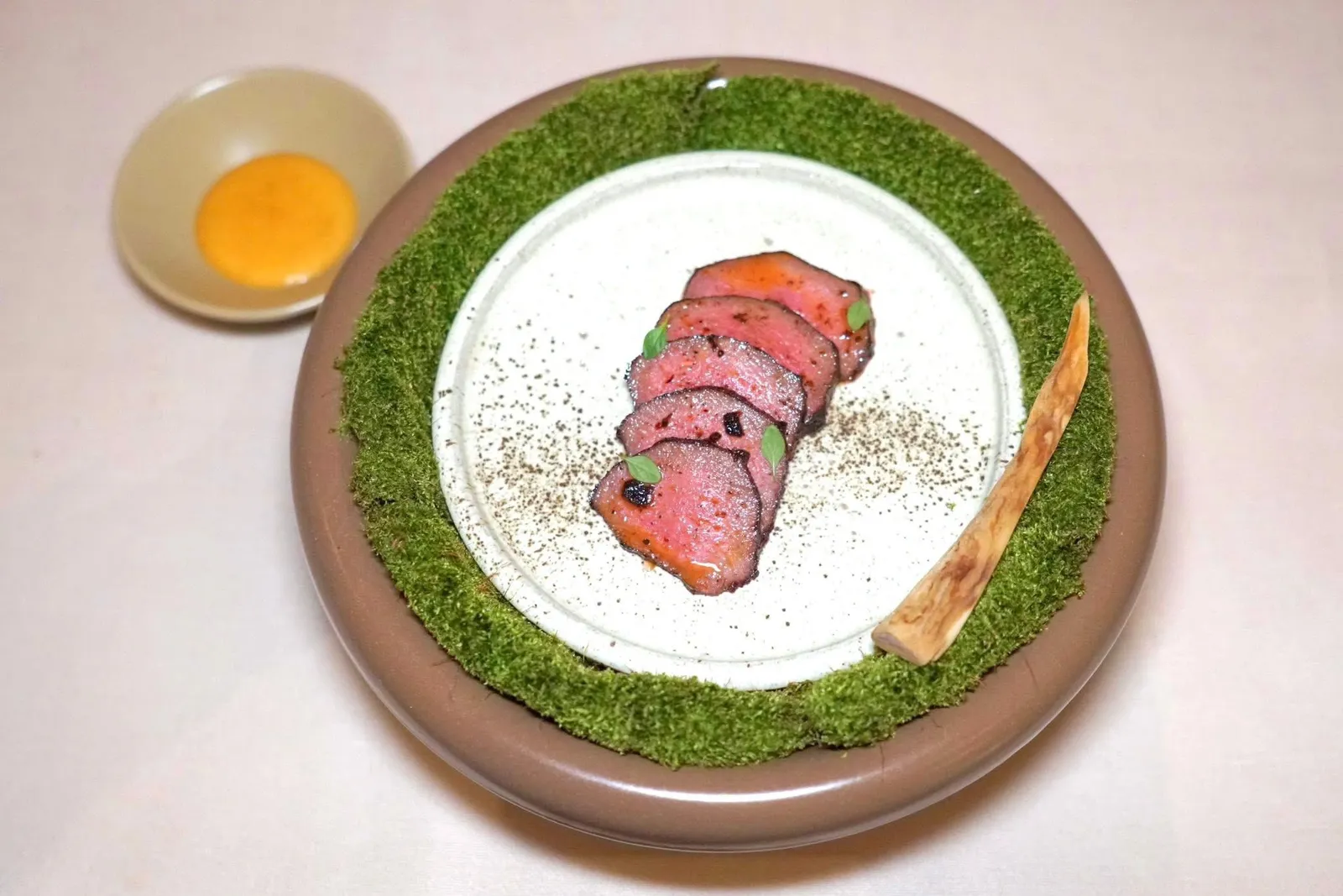 Beef & Umeboshiลิ้นวัวจากเขาใหญ่ที่ผ่านการ Dry-aged นาน 2-3 วันแล้วย่างจาก เชฟค่อย ๆ ทาด้วย Beef Garum และพริกรมควัน ยังมีเขากวางที่ได้รับการเหลาให้เป็นไม้สำหรับจิ้มลงไปในซอส Sabayon ที่เตรียมมา Umeboshi หรือบ๊วยญี่ปุ้นอีกด้วย (14/20)