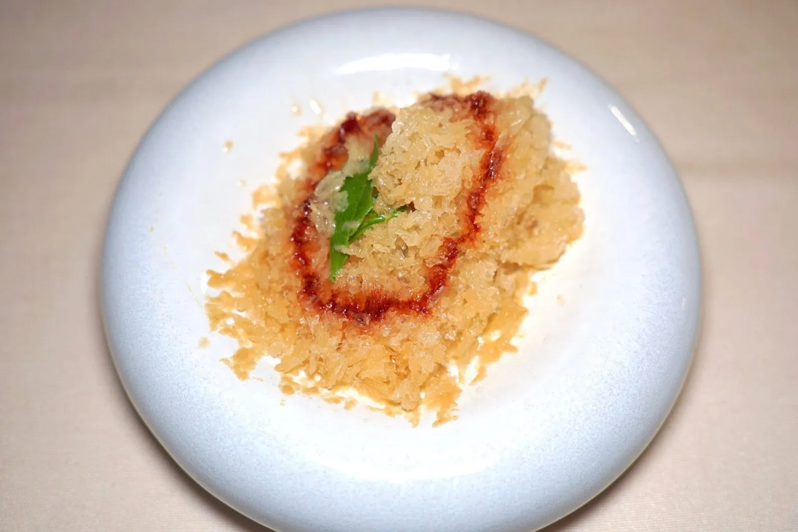 Scallop Nam Kaeng Saiด้านล่างรองด้วยครีมมิโสะงาขาว จากนั้นจึงขูดน้ำแข็งไสที่เตรียมมาจากผลสละ มะพร้าวหมัก และ Infusion ของใบเบย์ลีฟลงไปให้กลิ่นหอมที่ซับซ้อนก่อนจะเทไซรัปพริกลงไปที่ข้างโต๊ะเป็นอันพร้อมชิม (15/20)