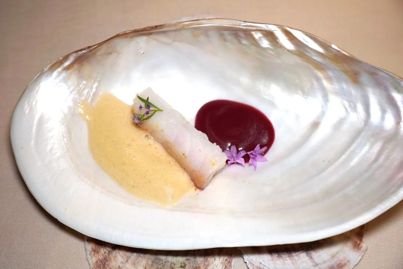 Grouper & Fermented Cherriesปลาเก๋าแดงที่ผ่านการ Poached กับน้ำมันรมควัน เชฟปรุงรสด้วยเกลือ คัตสึโอะบุชิ และผิวส้ม จากนั้นเสิร์ฟมากับเชอร์รี่หมักโฮมเมดแล้วจบด้วยโฟมที่เตรียมมาจากหอยแมลงภู่และเมล็ดสนนั่นเอง (14/20)