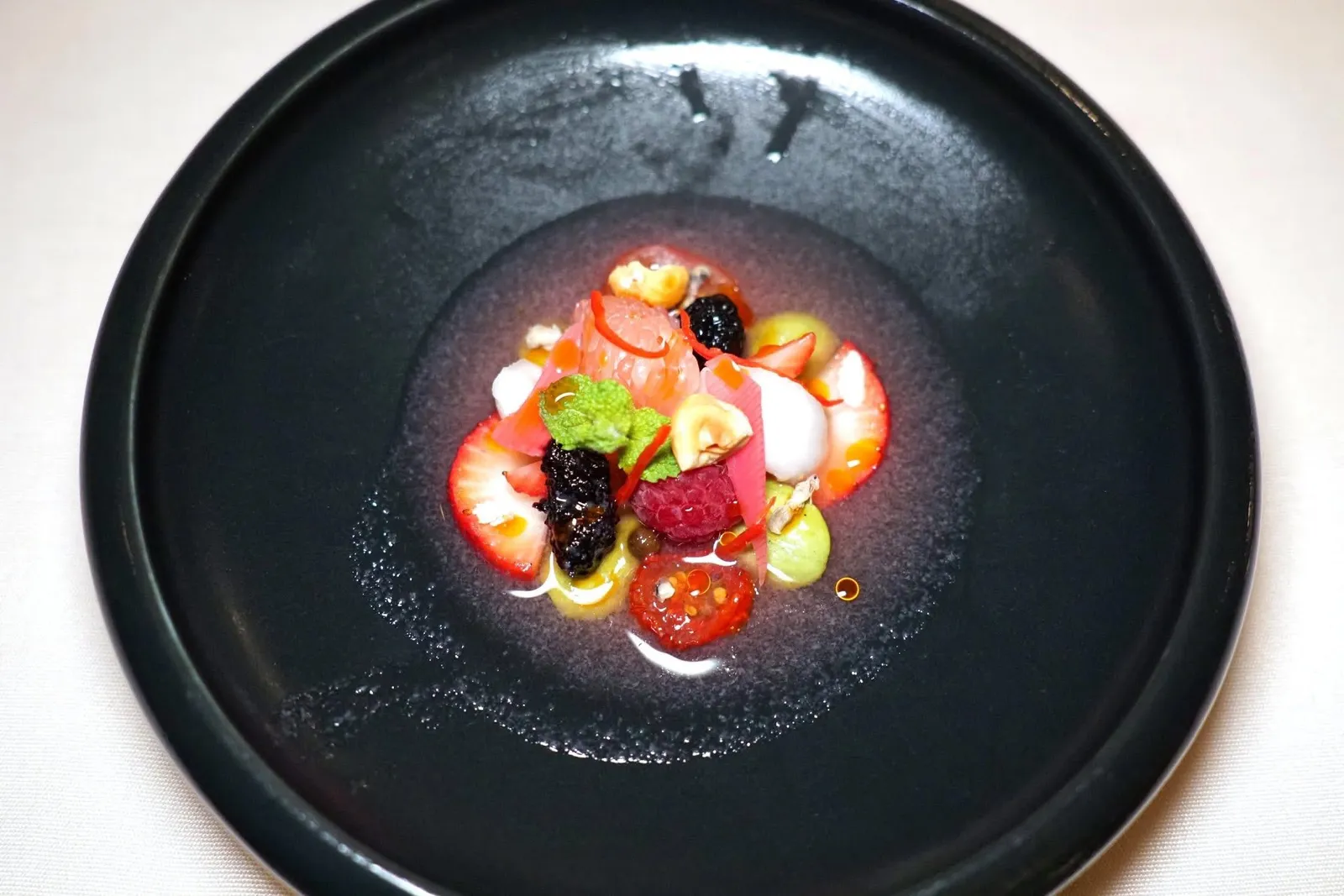 Sa-Tor & Berries Saladสลัดที่ผสมผสานเบอร์รี่ต่าง ๆ ทั้งสตรอว์เบอร์รี่ ราสเบอร์รี่ ลูกหม่อน รวมไปถึงส้มโอจับคู่กับความกรอบและอโรมาของสะตอที่ผ่านการย่างกับพาสลีย์ ตัวสะตอไม่มีกลิ่นที่มากจนเกินไปผสมผสานกับความสดชื่น เปรี้ยว และหวานของเบอร์รี่ต่าง ๆ ได้อย่างลงตัว นอกจากนี้ยังมีซอสที่เตรียมมาจากน้ำส้มสายชูสตรอว์เบอร์รี่และน้ำมันพริกรมควันหอม ๆ อีกด้วย (16/20)