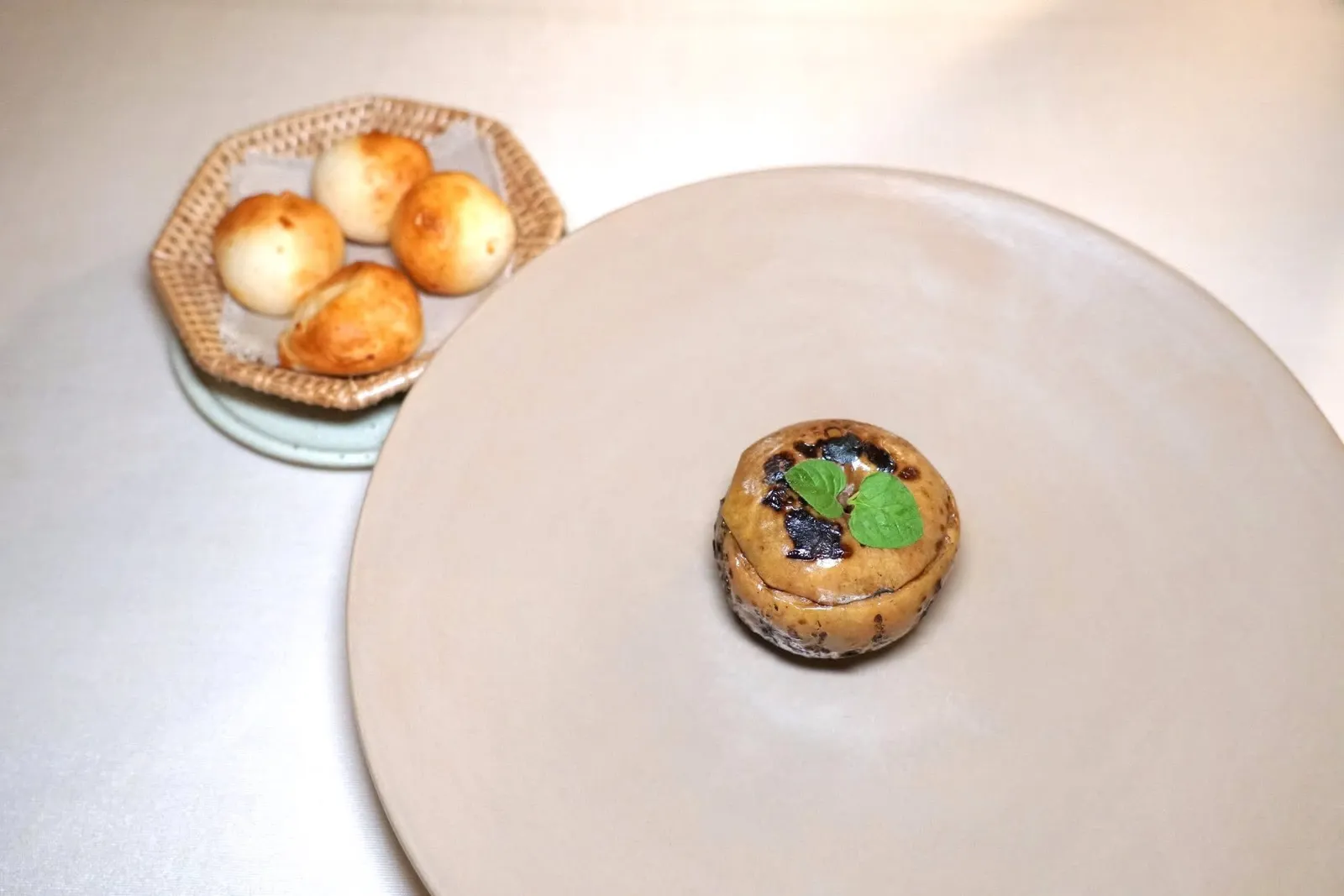 Blackened Apple & Duck Legเชฟเลือกใช้ผลที่ใช้ระยะเวลาเตรียมอยู่ระหว่าง 4-10 วันมาเผาเพื่อใช้เพื่อเสิร์ฟควบคู่ไปกับสตูว์ที่เตรียมมาจากขาเป็ด หัวใจเป็ด ปลาร้า ขิง และน้ำลูกไหนนั่นเอง (15/20)