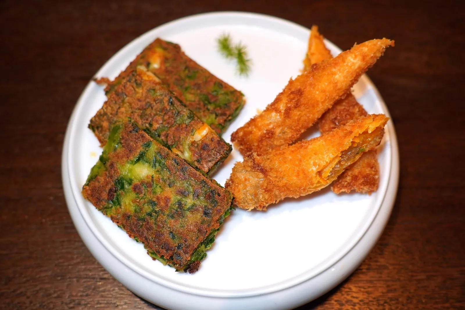 咸蛋卷 (8 CNY+/pc)Salted Egg Rollเมนูไข่ม้วนท้องถิ่นทอดมากรอบ ๆ ไม่อมน้ำมันโดยมีความหอมมันของไข่เค็มเป็นตัวชูโรง (13/20)韭菜餅 (8 CNY+/pc)Chive Pancakesหนึ่งในจานที่ดีที่สุดคือเมนูที่คนไทยเรียกว่ากุยช่ายทอด ทางร้านเสิร์ฟมาเป็นทรงสี่เหลี่ยมกรอบ ไม่อมน้ำมันแม้แต่น้อย มีกบิ่นหอมเด่นชัด อร่อยได้ง่าย ๆ โดยไม่ต้องใช้น้ำจิ้มแม้แต่น้อย (16/20)