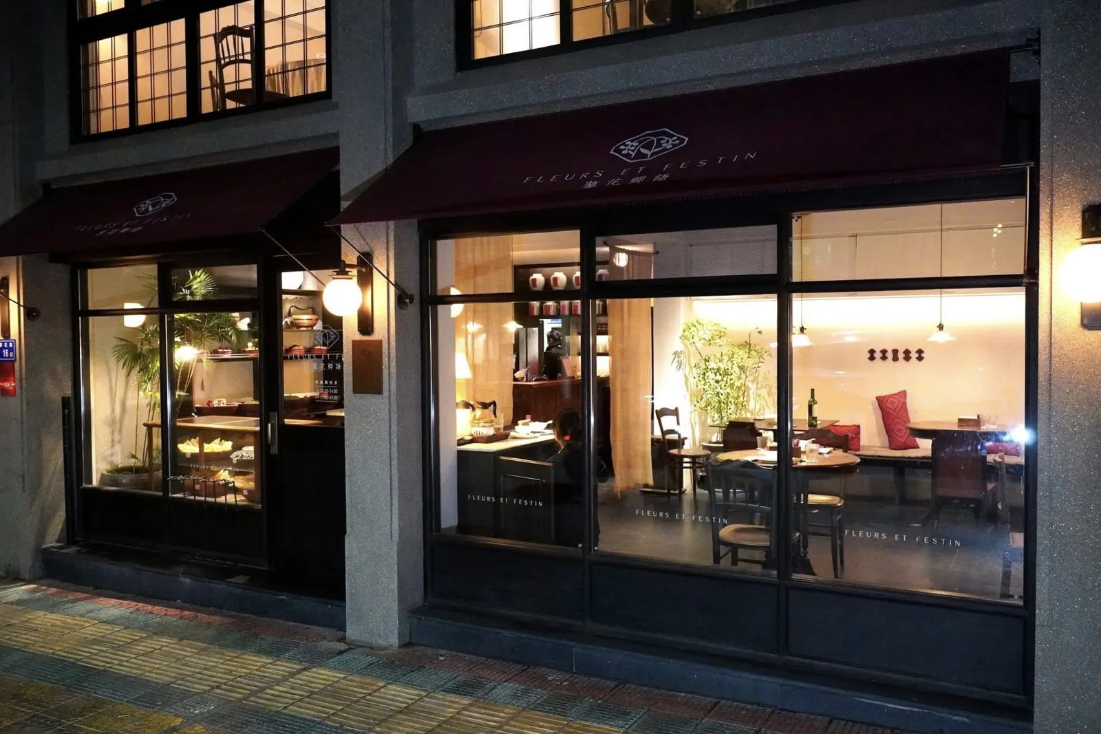 ตัวร้านมองจากด้านหน้าจะพบกับอาคาร 3 ชั้นพร้อมกับกันสาดสีแดง