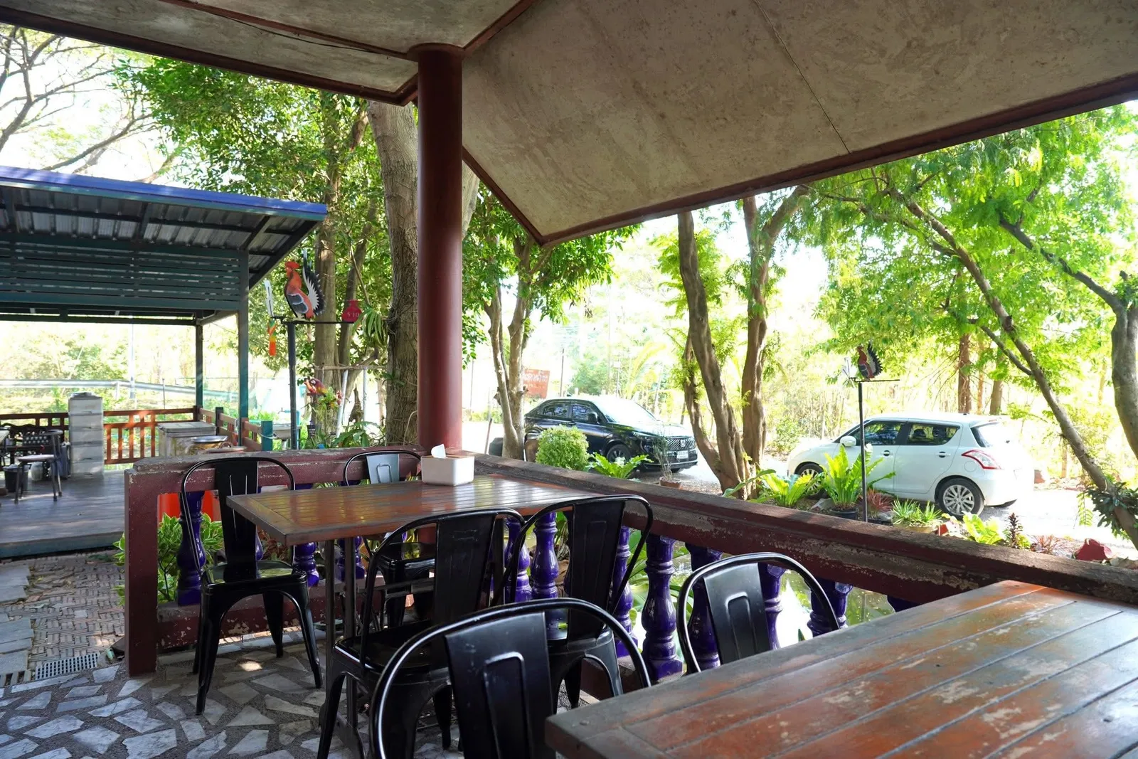 ตัวร้านรายล้อมด้วยแมกไม้อันเขียวขจีและสระน้ำขนาดใหญ่ให้บรรยากาศอันแสนร่มรื่นไม่เหมือนใคร