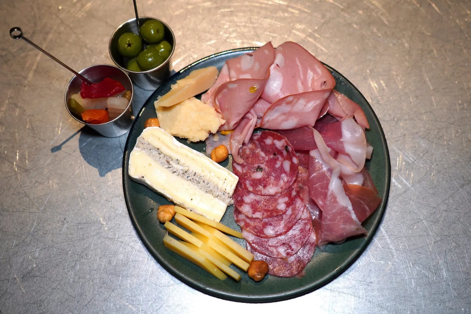 COLD CUTS & CHEESE (SMALL) (490++)เริ่มต้นจับคู่เครื่องดื่มกับ Cold Cuts ไซซ์เล็กเสิร์ฟมากับชีสและถั่วกรุบกรอบ