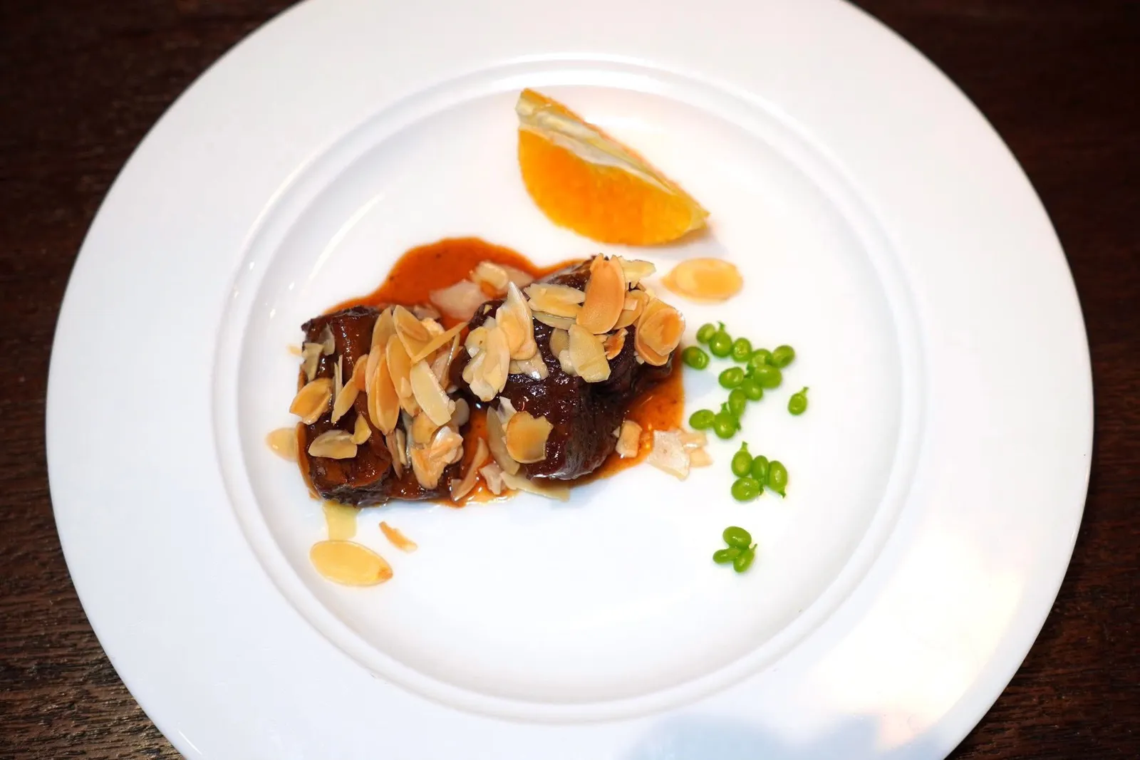 潮式牛肉 (78 CNY+)Chao-style Beefเนื้อวัวที่ผ่านการตุ๋นจนนุ่มลิ้นราดด้วยซอสรสชาติเข้มข้น ด้านบนท็อปด้วยถั่ว ข้าง ๆ กันคือถั่วที่พร้อมจะแตกในปากให้รสหวานธรรมชาติขณะเคี้ยว (14/20)