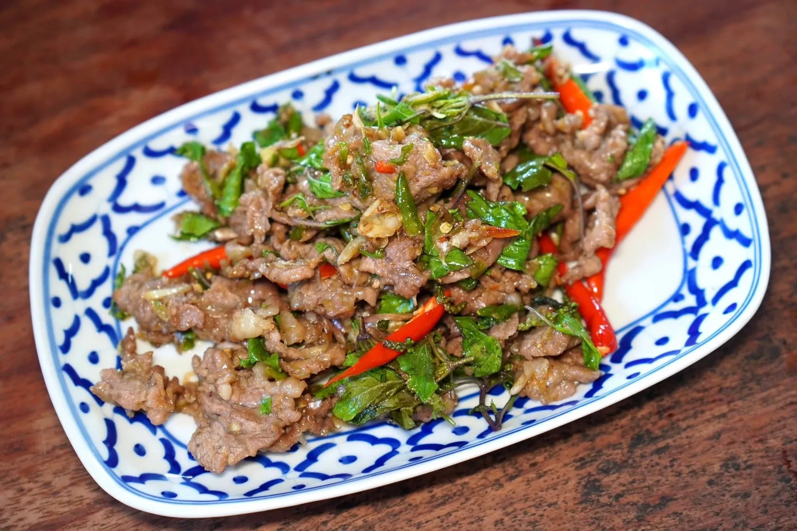 กระเพราเนื้อ (100)นอกจากนี้เมนูอันแสนเรียบง่ายอย่างผัดกระเพราก็มีรสชาติที่เข้มข้นจัดจ้าน หอมกลิ่นใบกระเพรา จับคู่กับข้าวสวยร้อน ๆ อร่อยมากจริง ๆ (14/20)