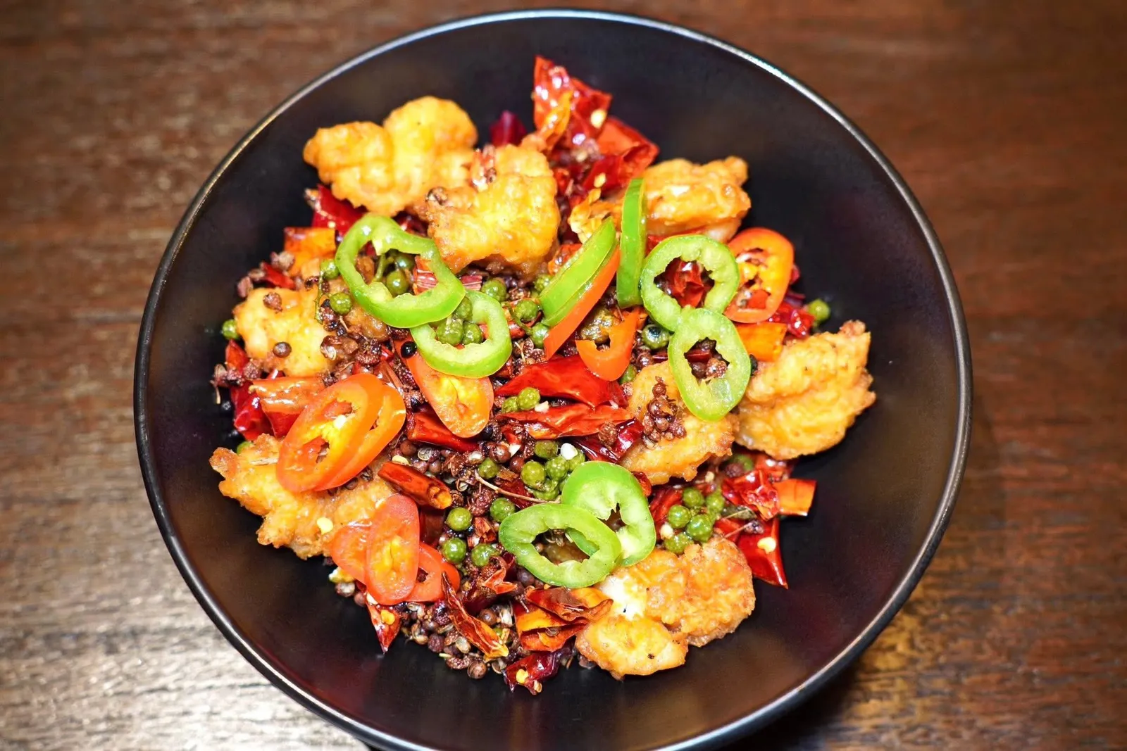 椒麻蝦 (168 CNY+)Spicy Pepper Prawnsกุ้งคลุกกับแป้งแล้วนำไปทอด จากนั้นคั่วกับพริกเสฉวนให้ความเผ็ดชาปลายลิ้นแล้วเสิร์ฟมากับพริกแดงและเขียวซอย (14/20)