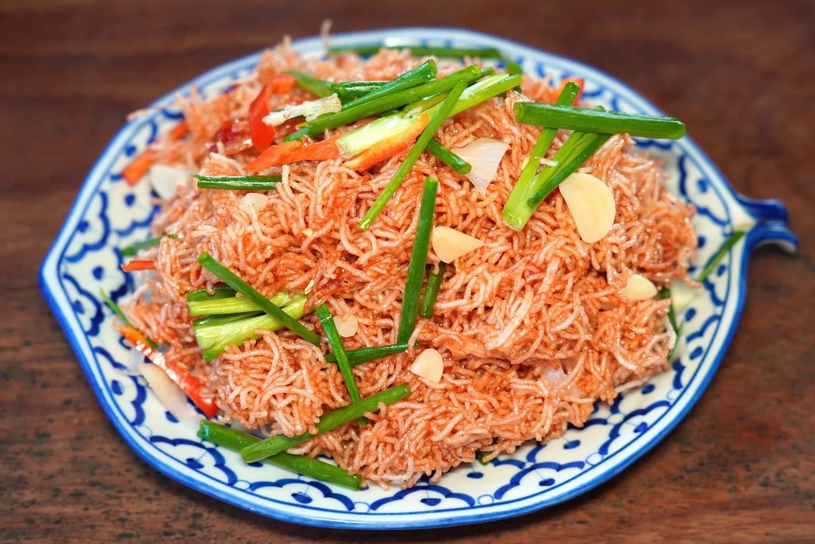 หมี่กรอบ (150)เริ่มต้นด้วยหมี่กรอบที่มีเนื้อสัมผัสกรอบนำแต่จะละลายไปในปากเมื่อเคี้ยว รสชาติมีความเปรี้ยวหวานพอเหมาะ นอกจากนี้ยังมีกุ้งและถั่วงอกช่วยสร้างเนื้อสัมผัสที่ดีอีกด้วย (14/20)