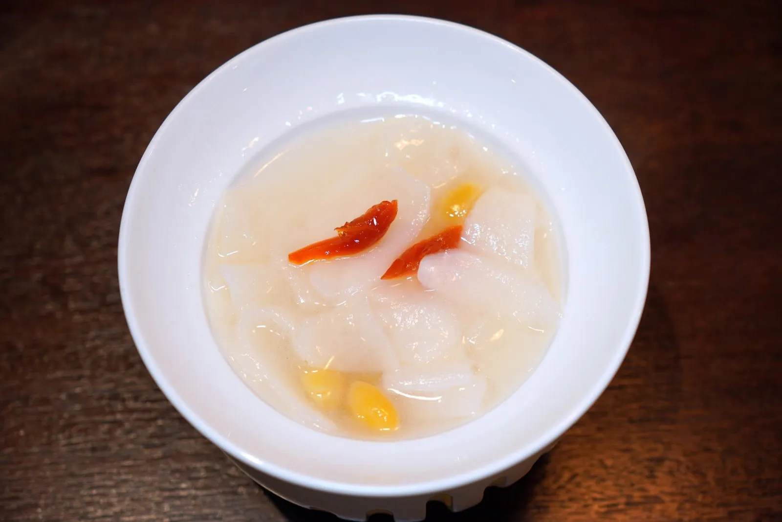 潮州姜薯福果糖水 (28 CNY+)Chaozhou Ginger Potato and Ginkgo Syrupของหวานจานแรกคือมันมือเสือท้องถิ่นตุ๋นเสิร์ฟมากับแปะก๊วยเนื้อสัมผัสสุดละมุน แครอท และน้ำไซรัปแปะก๊วย (15/20)